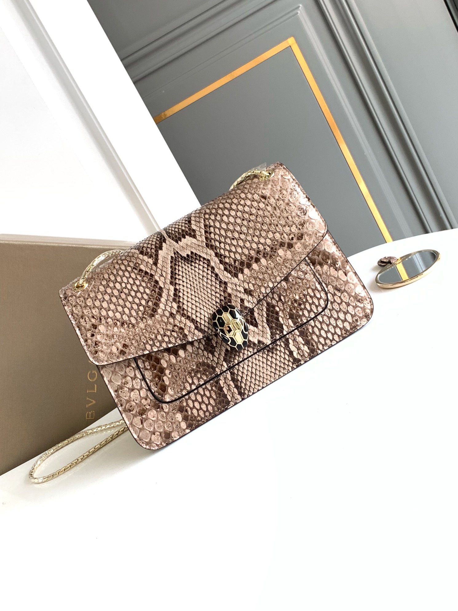 ✨BVLGA*I✨
SERPENTI FOREVER 🔸 🔹 🔸 🔸 1960 SERPENTI 🔹,, BULGA*I 🔸 BULGARI Taglia 25 X 16.5 X 8 Cm
