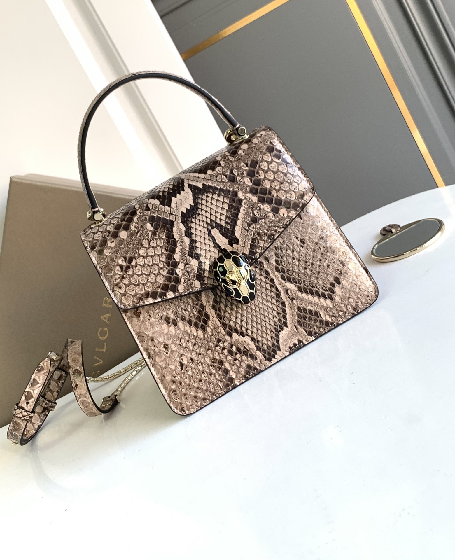 ✨BVLGA*I✨
🔸SERPENTI FOREVER 🔹 🔸 BULGA*I 🔹 🔸 🔹 1960 SERPENTI 🔸 BULGAR* BULGARI Taglia:18.5 X 16 X 10.5 Cm