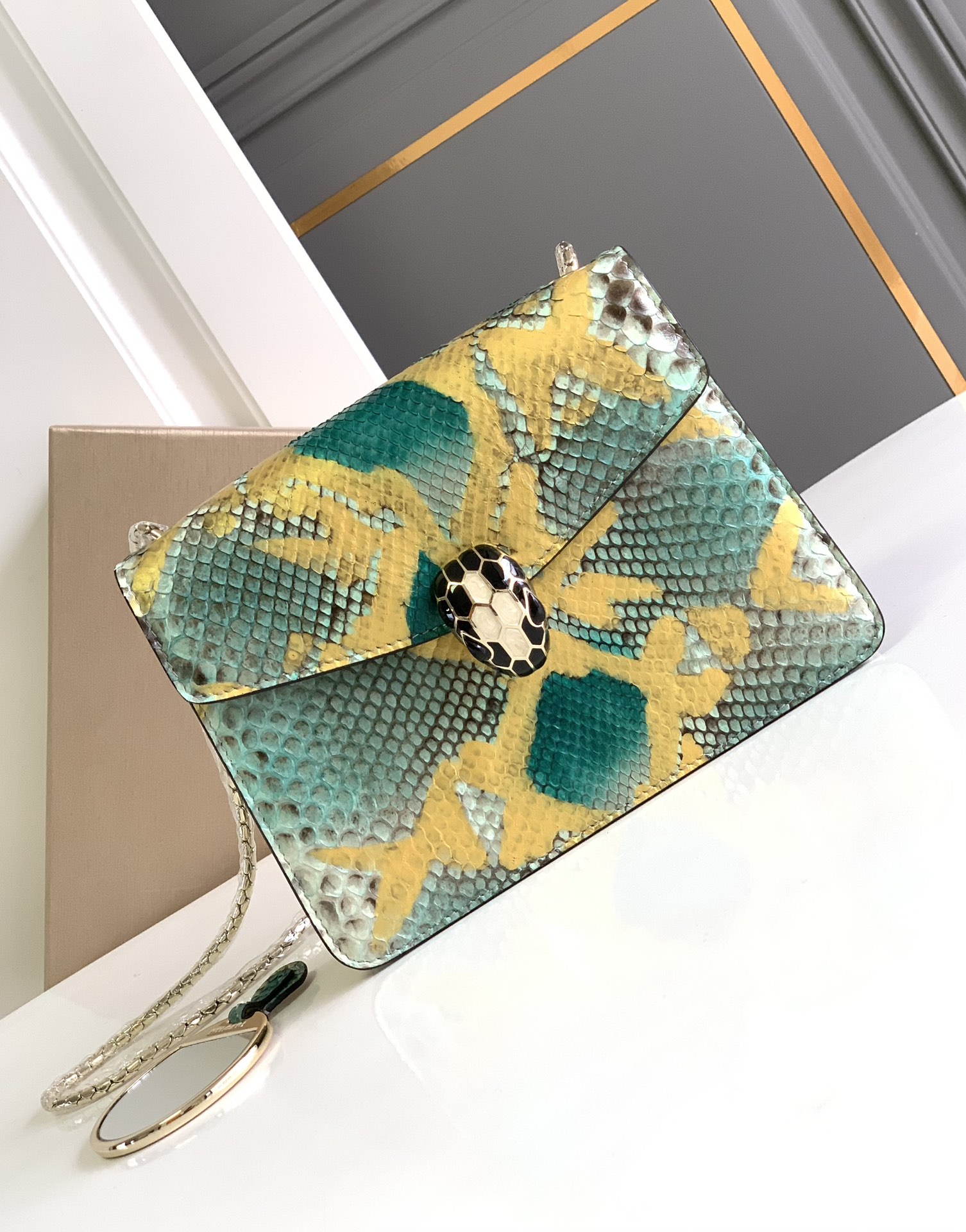 ✨BVLGAR*✨VIP Serpenti Forever 🐍
🔺 🔹 🐑 🔸 👀
✔️ 1 BULGARI BULGARI 🎁 Taglia 20*15*5Cm