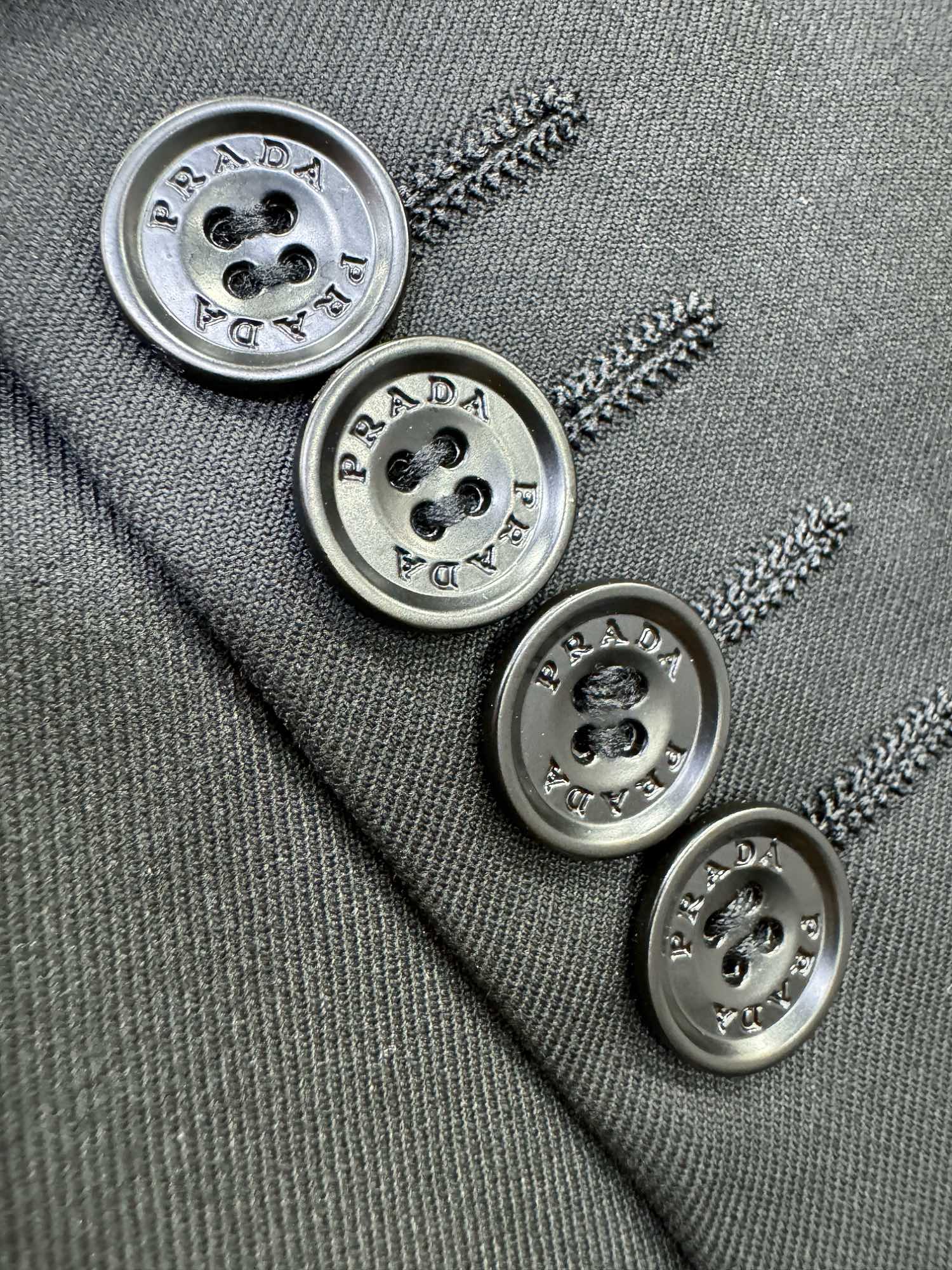   整套,单西,西裤PRADA 普拉达 2024专柜同款西服套装，客供意大利顶级奢华面料，没有一位成功男