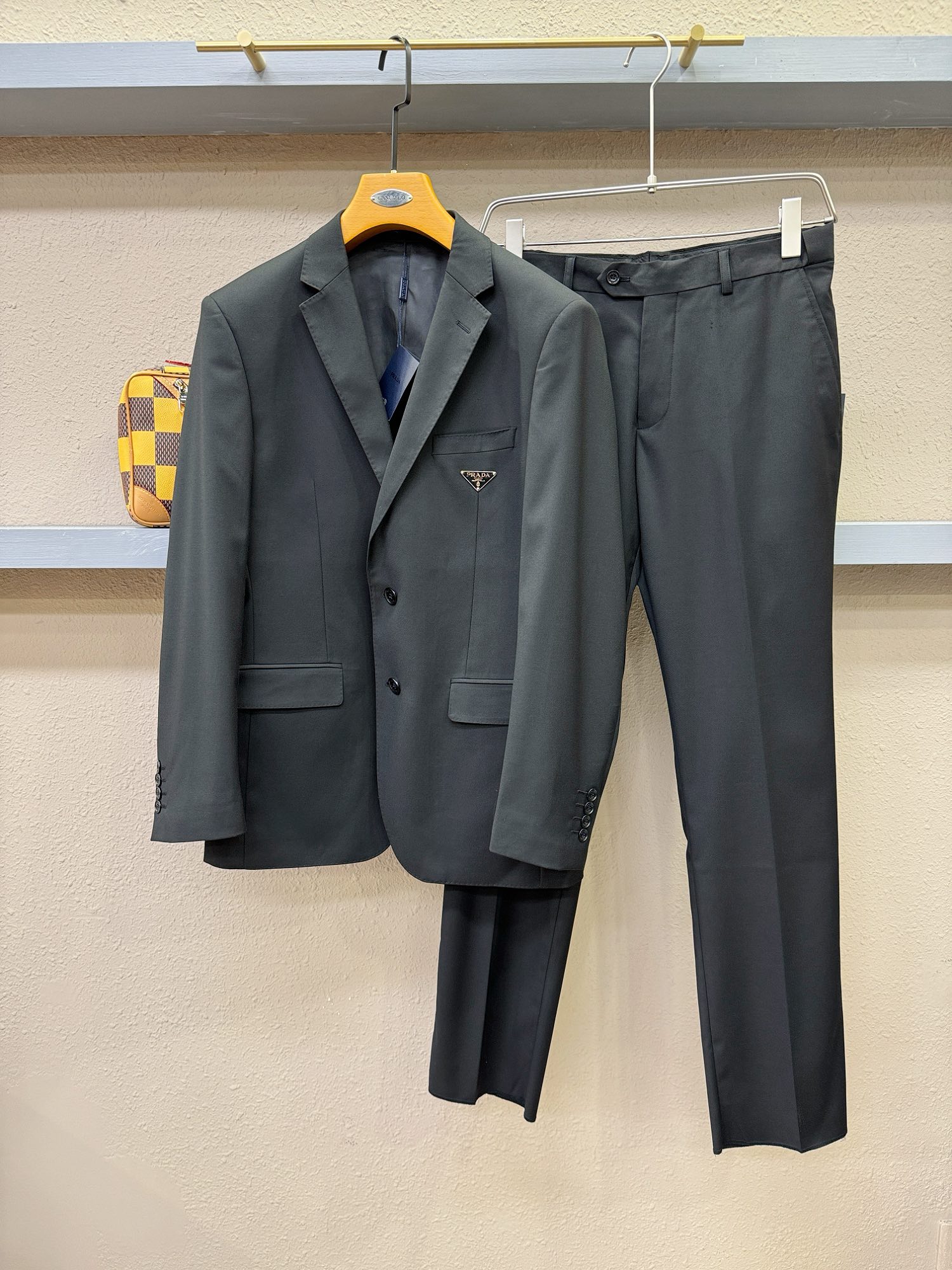   整套,单西,西裤PRADA 普拉达 2024专柜同款西服套装，客供意大利顶级奢华面料，没有一位成功男