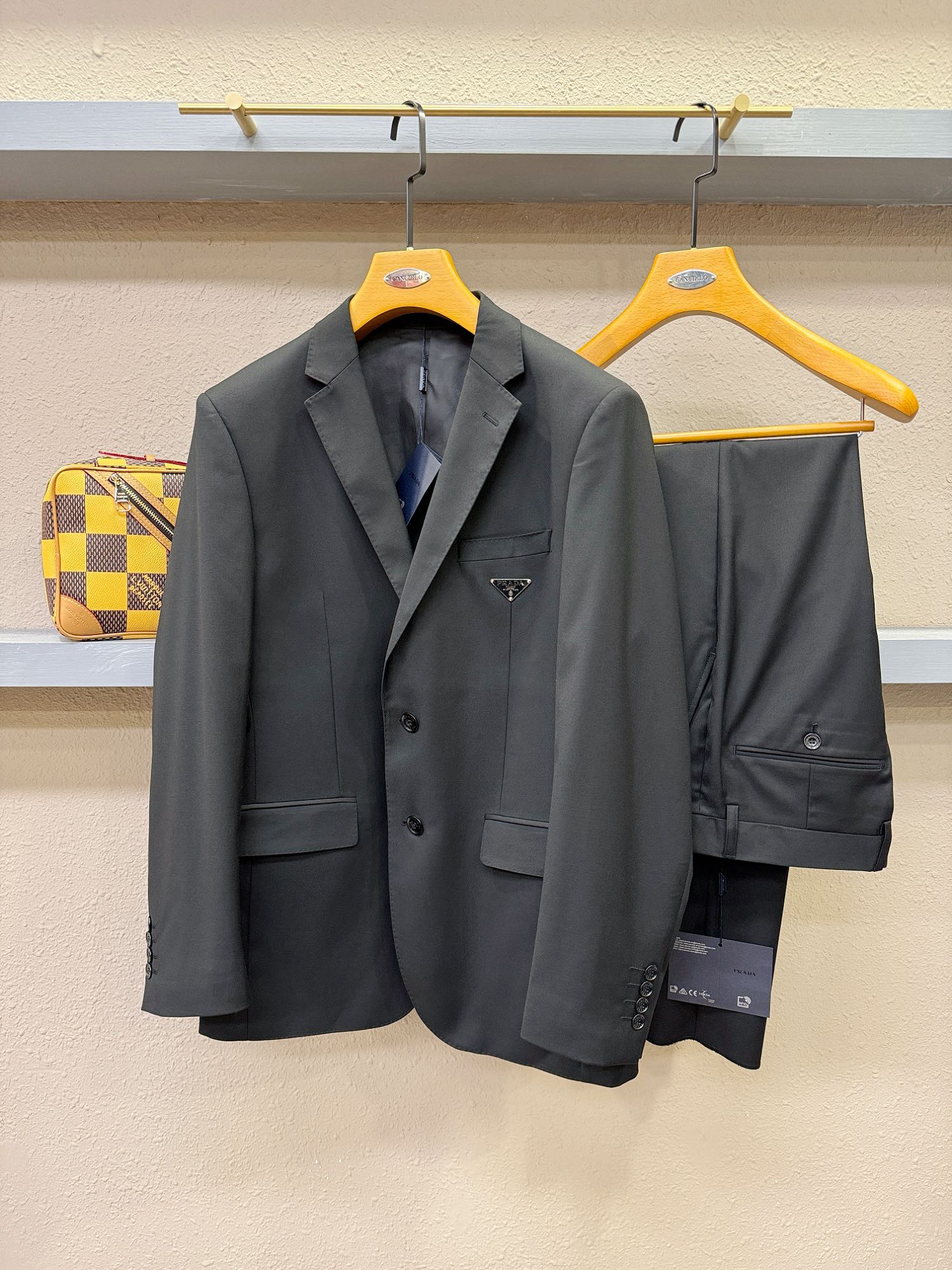   整套,单西,西裤PRADA 普拉达 2024专柜同款西服套装，客供意大利顶级奢华面料，没有一位成功男