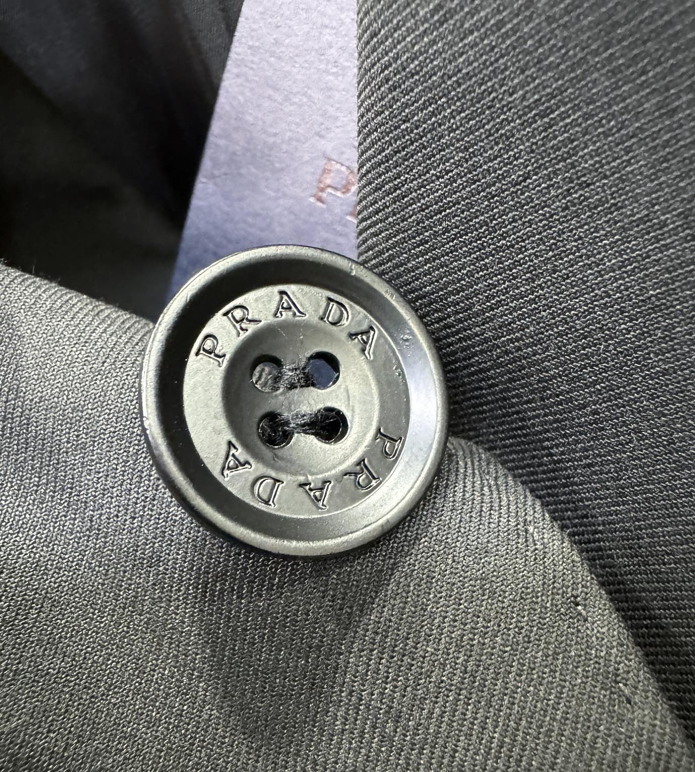   整套,单西,西裤PRADA 普拉达 2024专柜同款西服套装，客供意大利顶级奢华面料，没有一位成功男