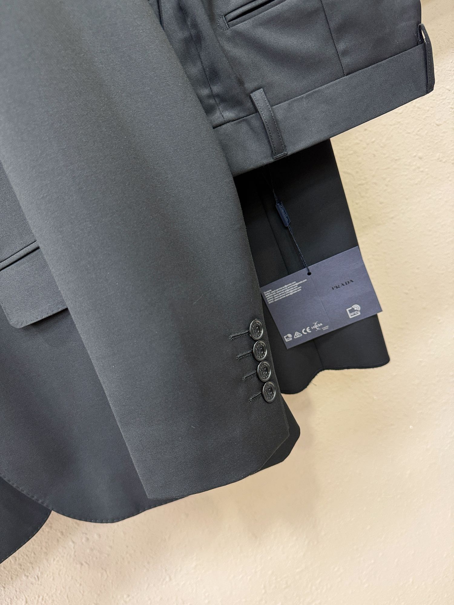   整套,单西,西裤PRADA 普拉达 2024专柜同款西服套装，客供意大利顶级奢华面料，没有一位成功男