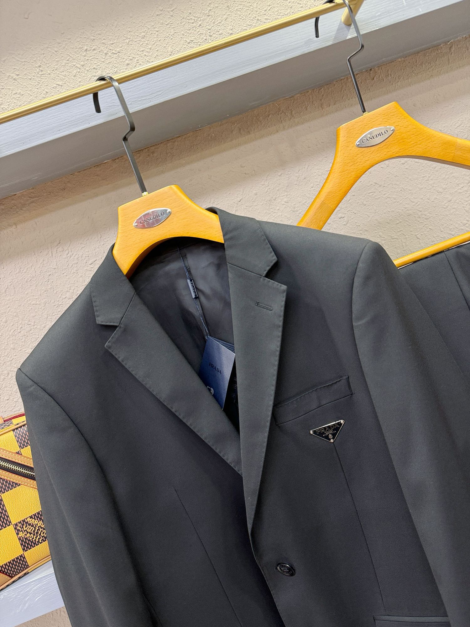   整套,单西,西裤PRADA 普拉达 2024专柜同款西服套装，客供意大利顶级奢华面料，没有一位成功男