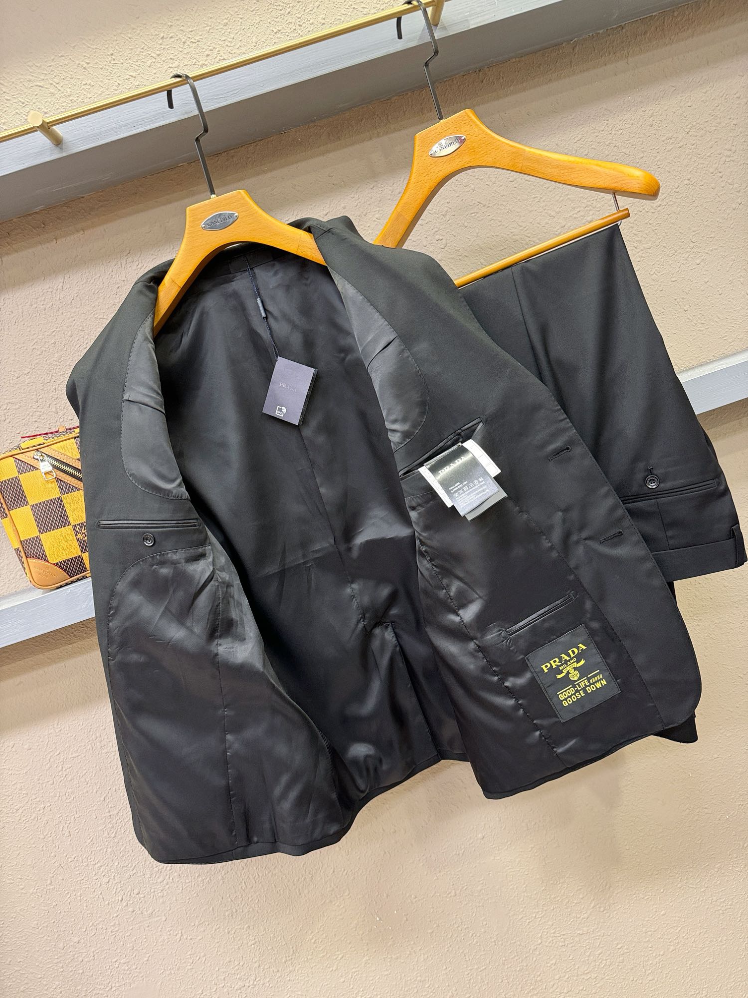   整套,单西,西裤PRADA 普拉达 2024专柜同款西服套装，客供意大利顶级奢华面料，没有一位成功男