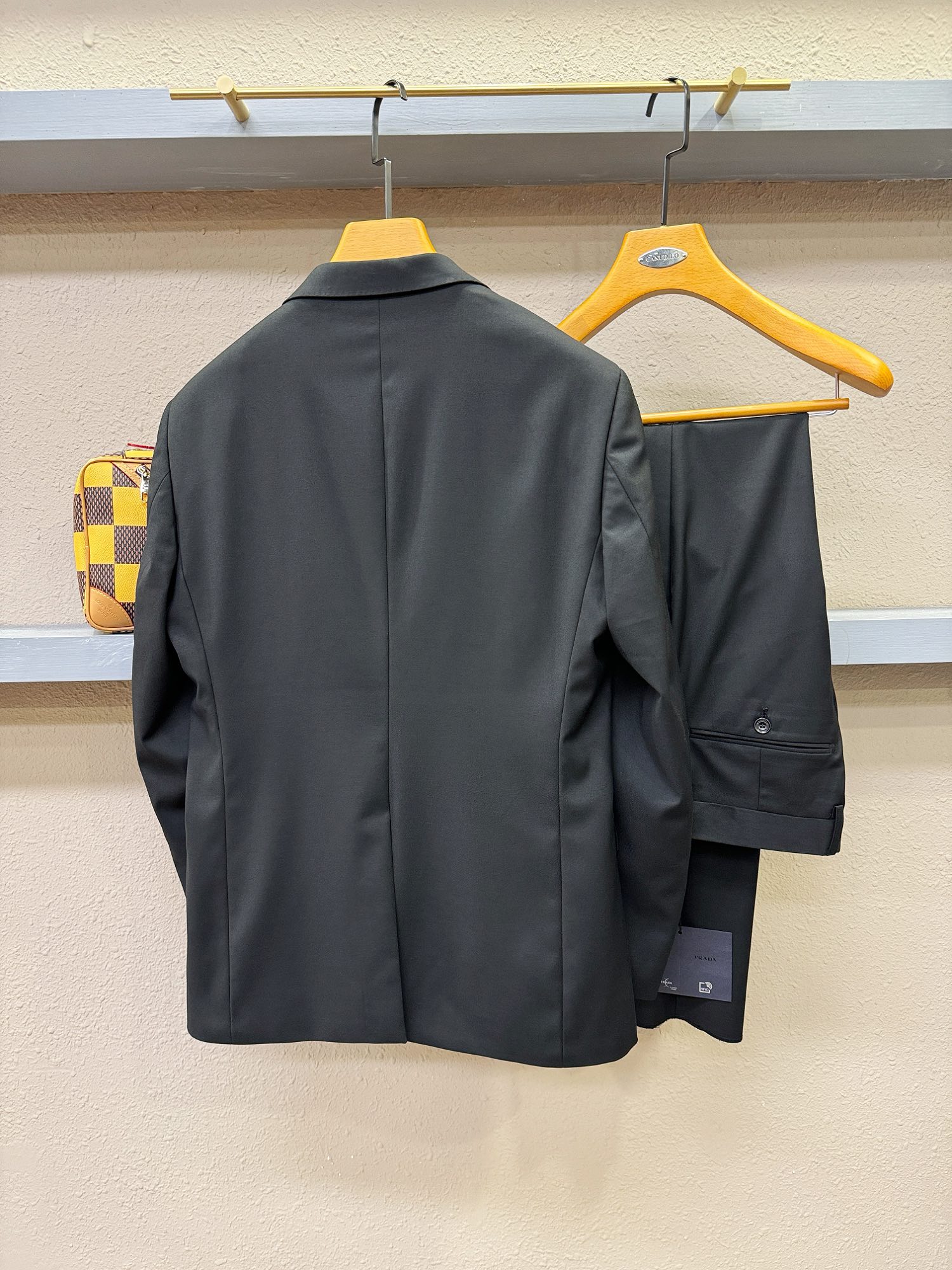  整套,单西,西裤PRADA 普拉达 2024专柜同款西服套装，客供意大利顶级奢华面料，没有一位成功男
