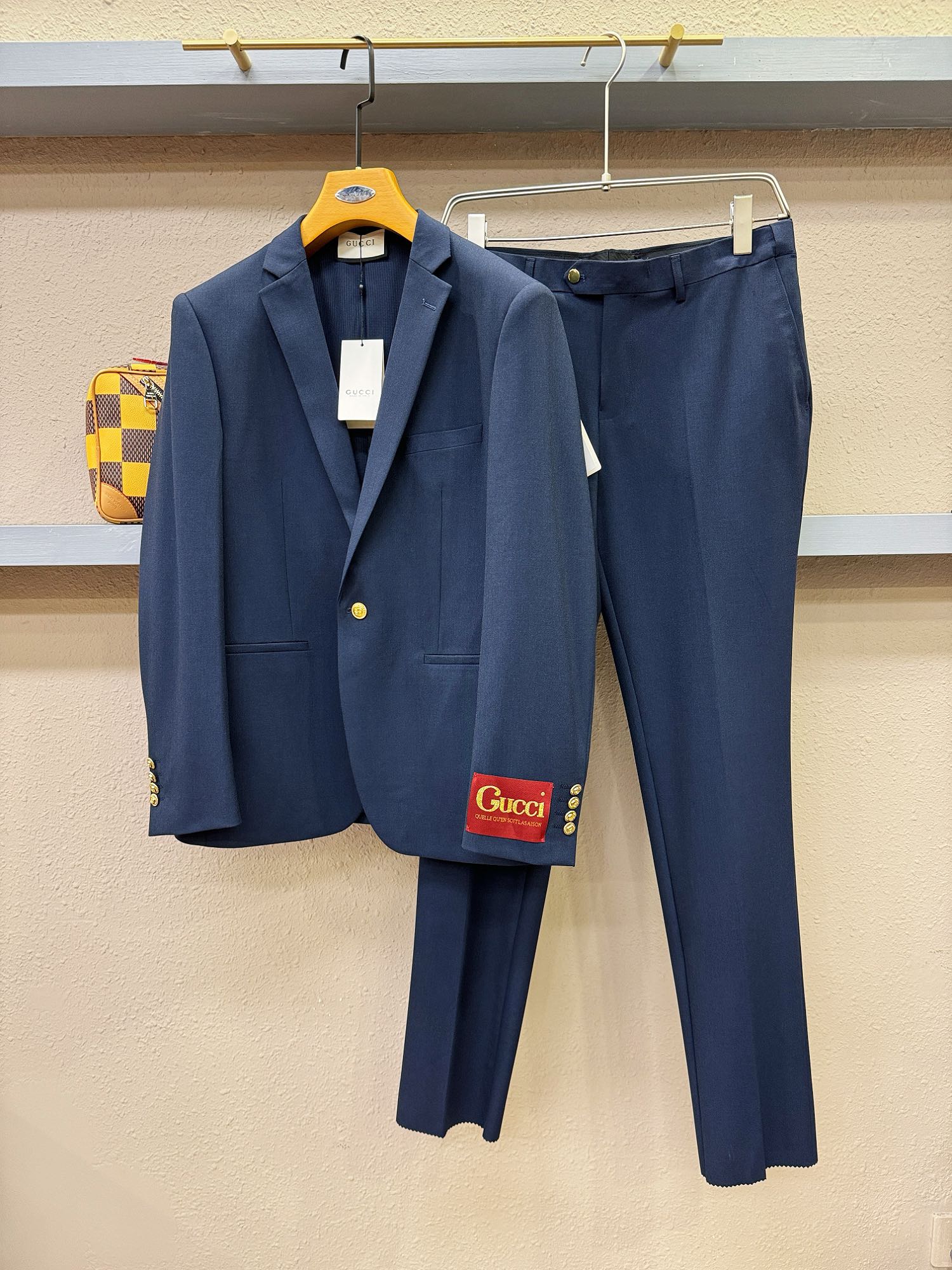   整套 (不拆卖)Gucci古奇 2024专柜同款西服套装，客供意大利顶级奢华面料，没有一位成功男人能