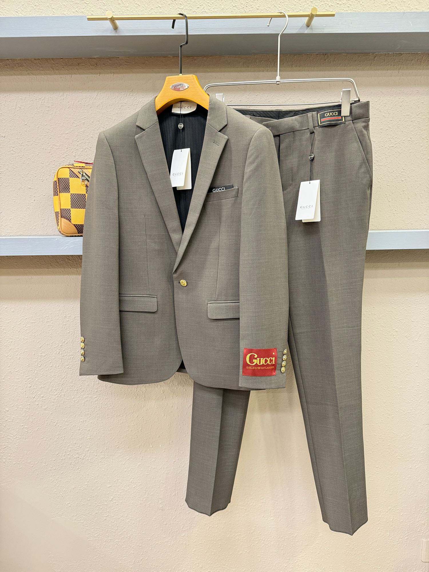   整套 (不拆卖)Gucci古奇 2024专柜同款西服套装，客供意大利顶级奢华面料，没有一位成功男人能