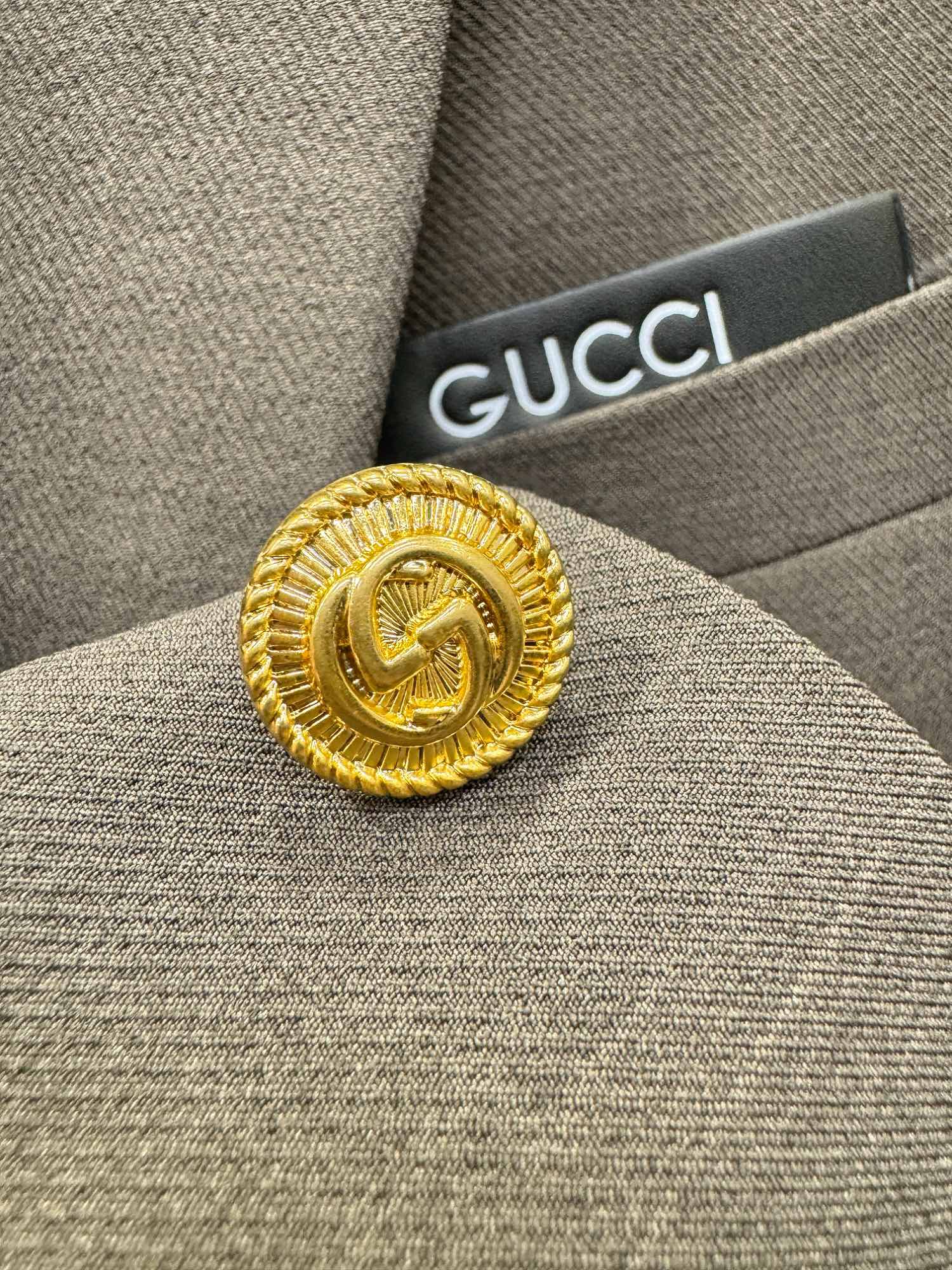   整套 (不拆卖)Gucci古奇 2024专柜同款西服套装，客供意大利顶级奢华面料，没有一位成功男人能