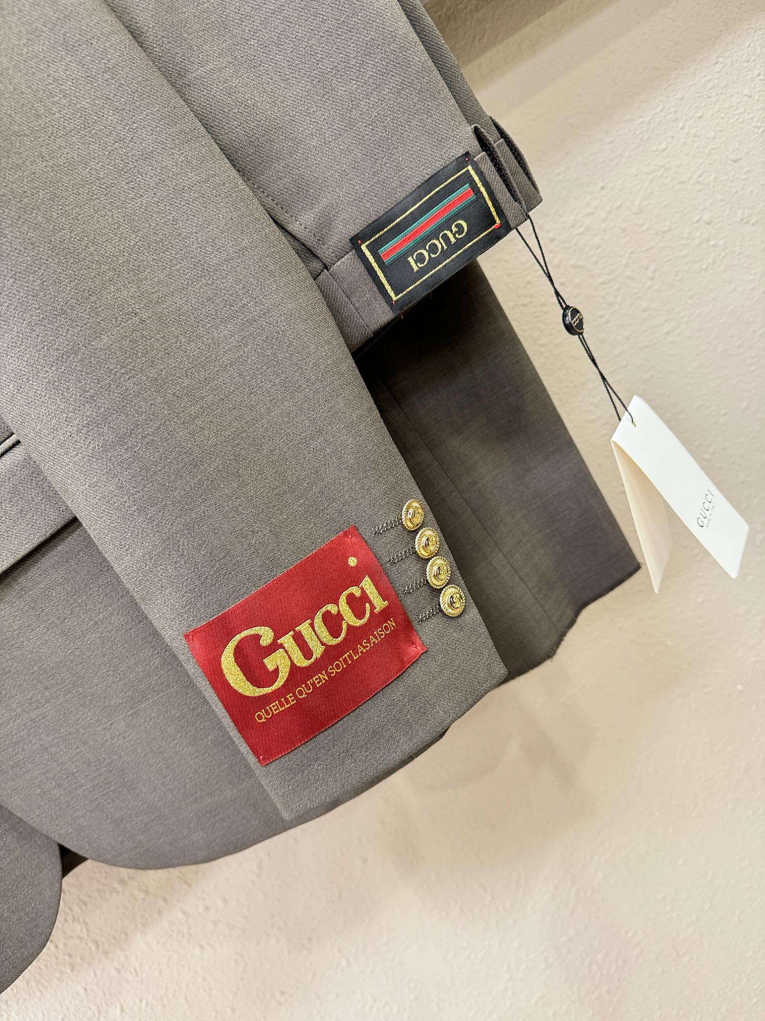   整套 (不拆卖)Gucci古奇 2024专柜同款西服套装，客供意大利顶级奢华面料，没有一位成功男人能