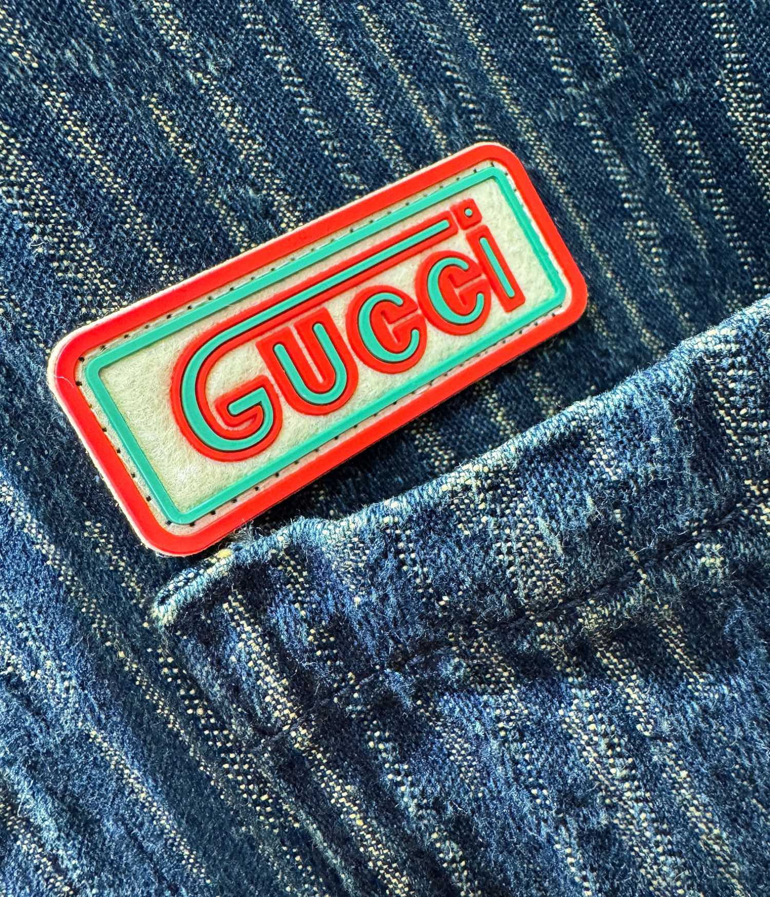 Gucci古奇24秋冬新款牛仔衬衫外套这款外套衬衫展现遵循再生农业理念制成的创新牛仔面料采用蓝色棉质混纺