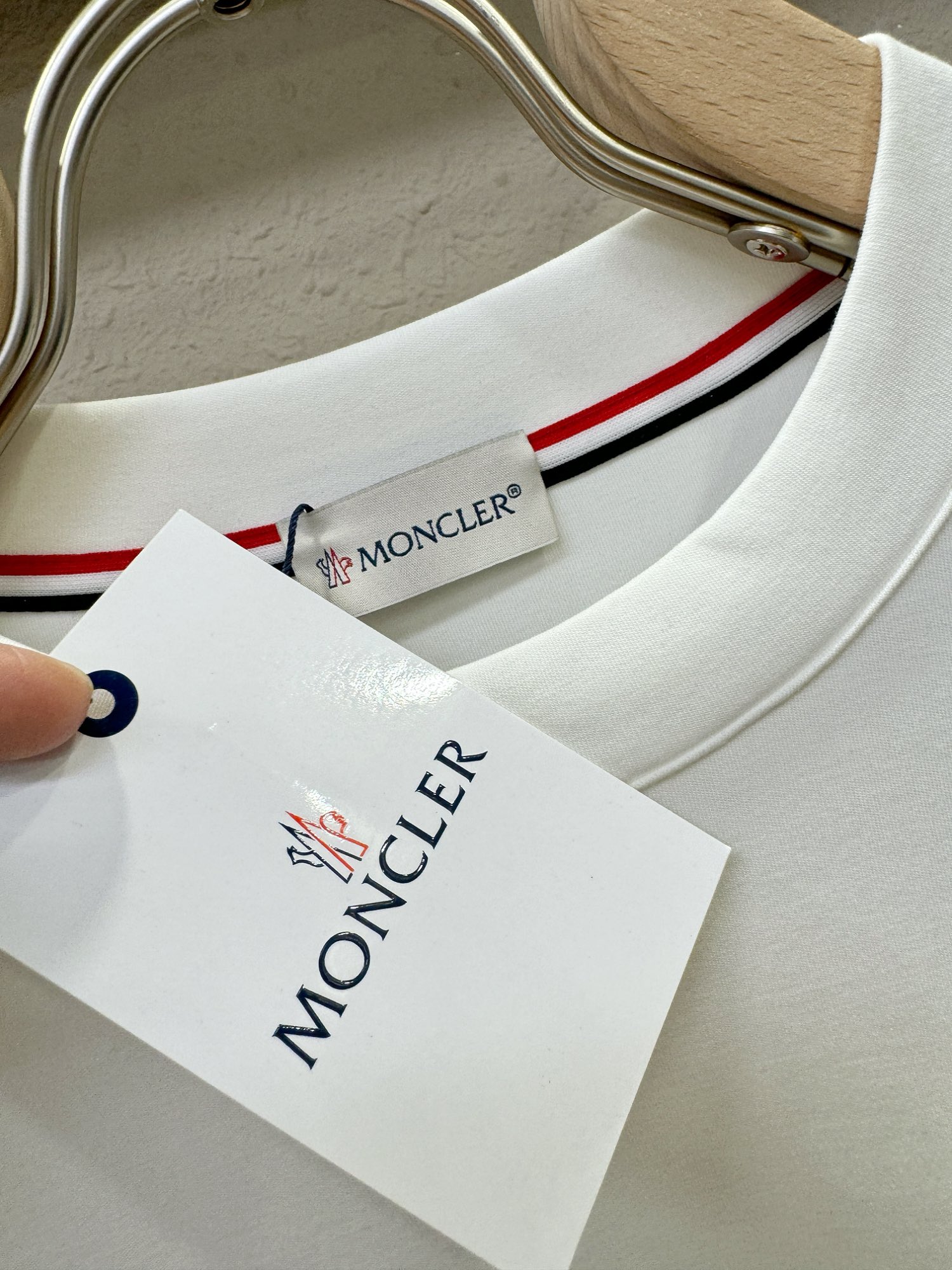 Moncler蒙口顶级品质2024秋冬新款短袖短袖T恤面料手感柔软顶级进口私货时间设计潮流短袖不失奢华品