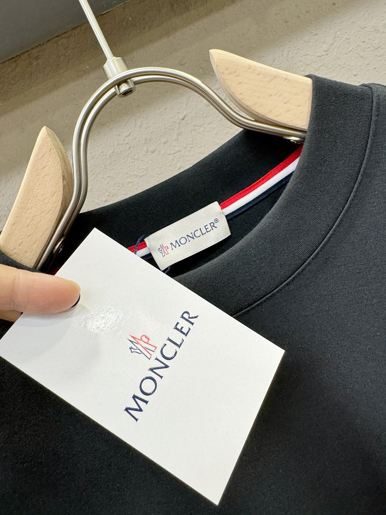 Moncler蒙口顶级品质2024秋冬新款短袖短袖T恤面料手感柔软顶级进口私货时间设计潮流短袖不失奢华品