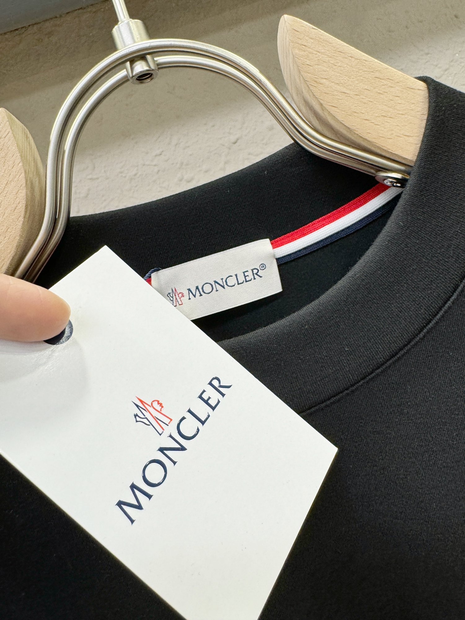 Moncler蒙口顶级品质2024秋冬新款短袖短袖T恤面料手感柔软顶级进口私货时间设计潮流短袖不失奢华品