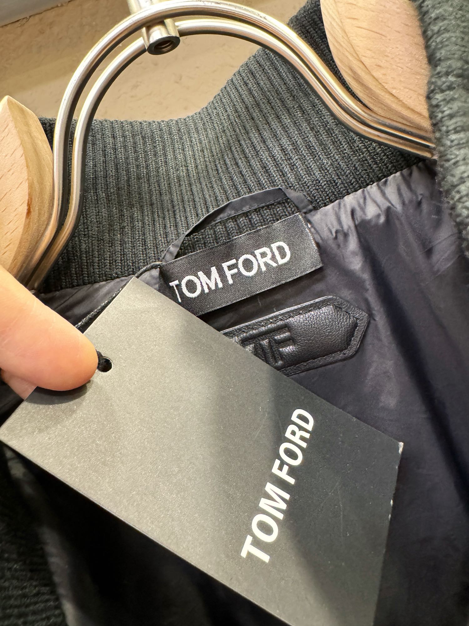 高品质羽绒服TOMFORD2024秋冬新款羽绒服口袋真皮包边设计原版1:1订制五金配件全进口原版定制欢迎