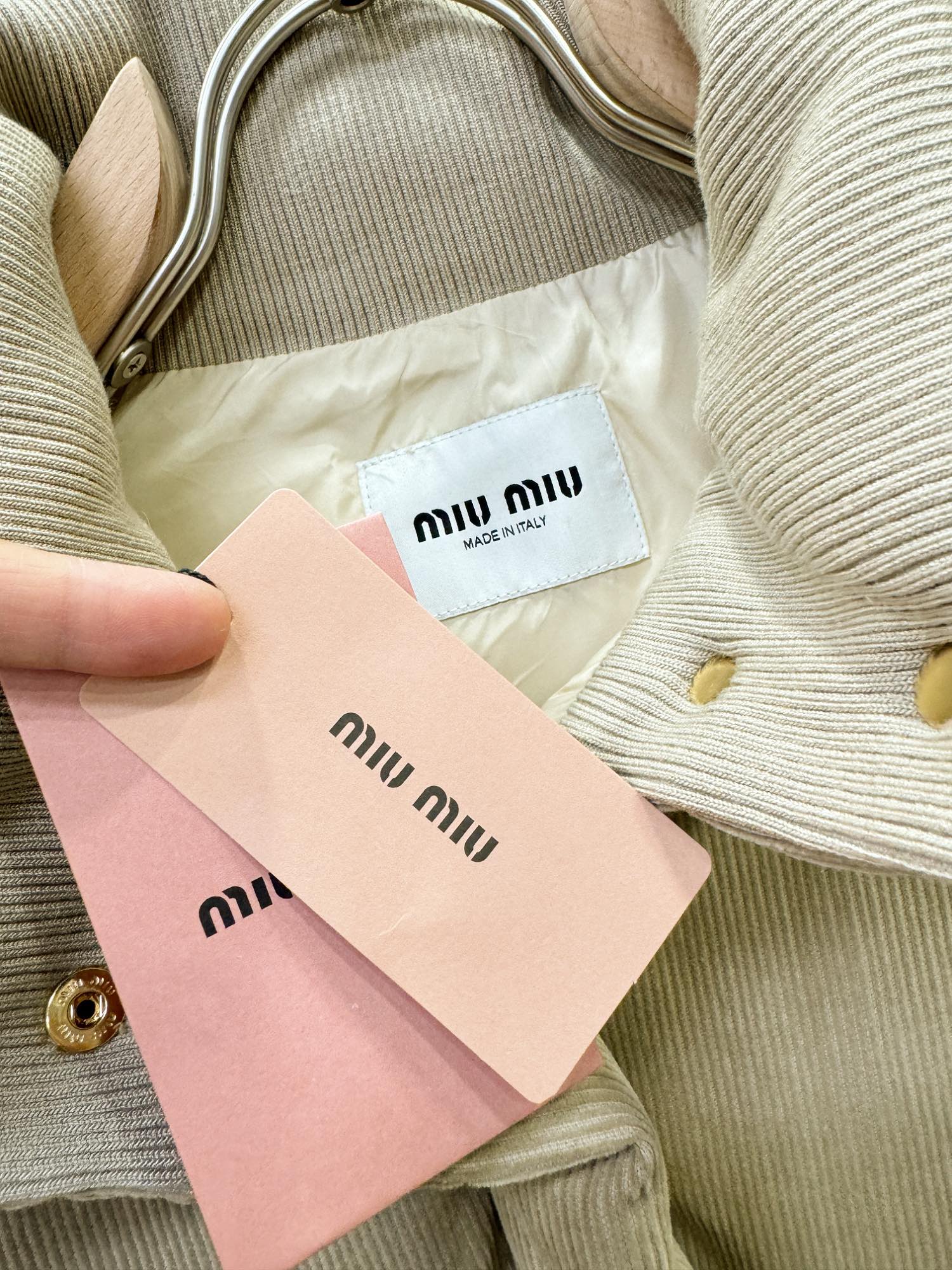 高版本MIUMIU2024新款羽绒服！定制开发五金配件所有细节处理全面到位！版型上身效果超赞！百搭时髦又