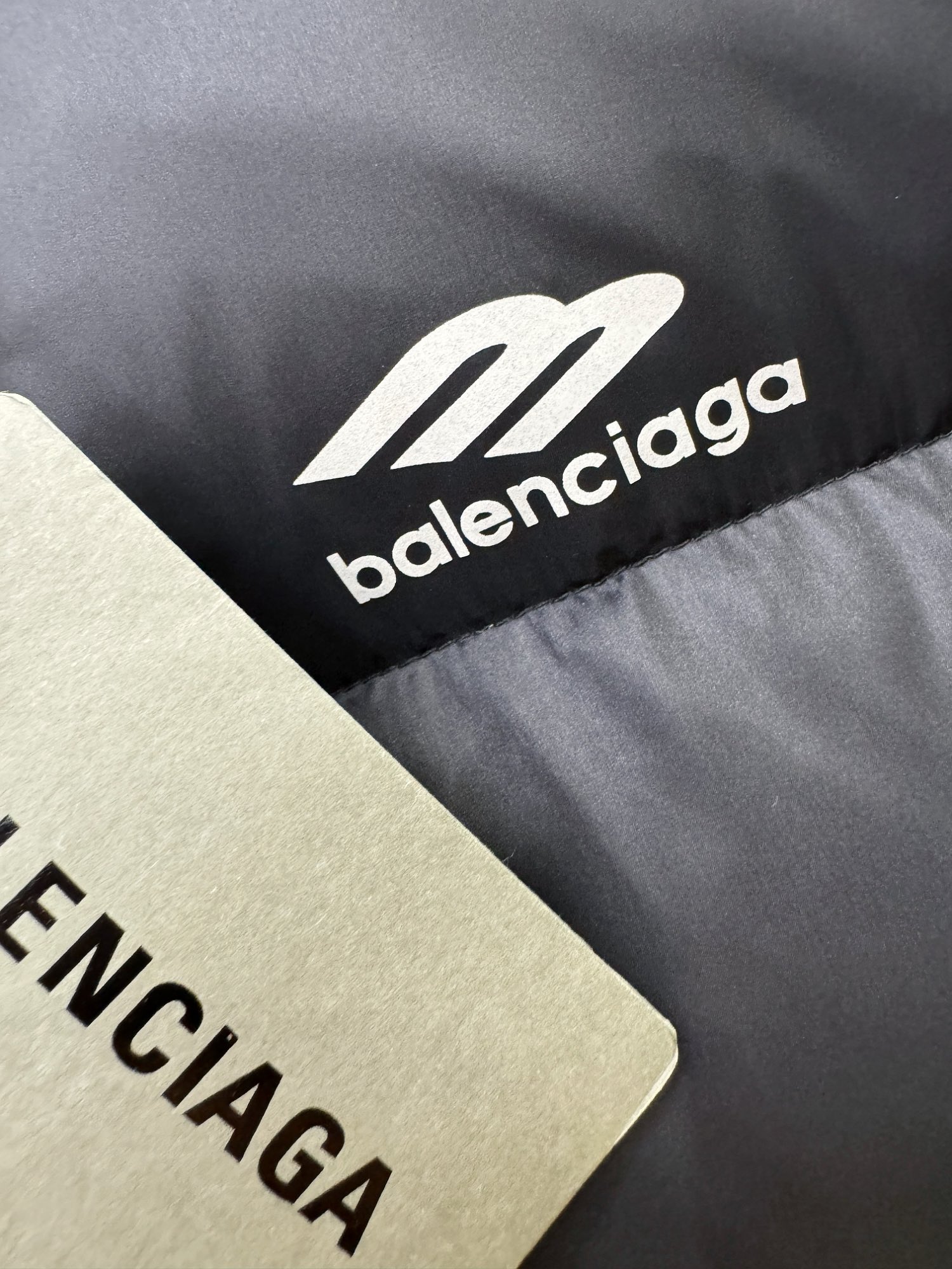 高版本Balenciaga巴黎世家2024新款羽绒服！定制开发五金配件所有细节处理全面到位！版型上身效果