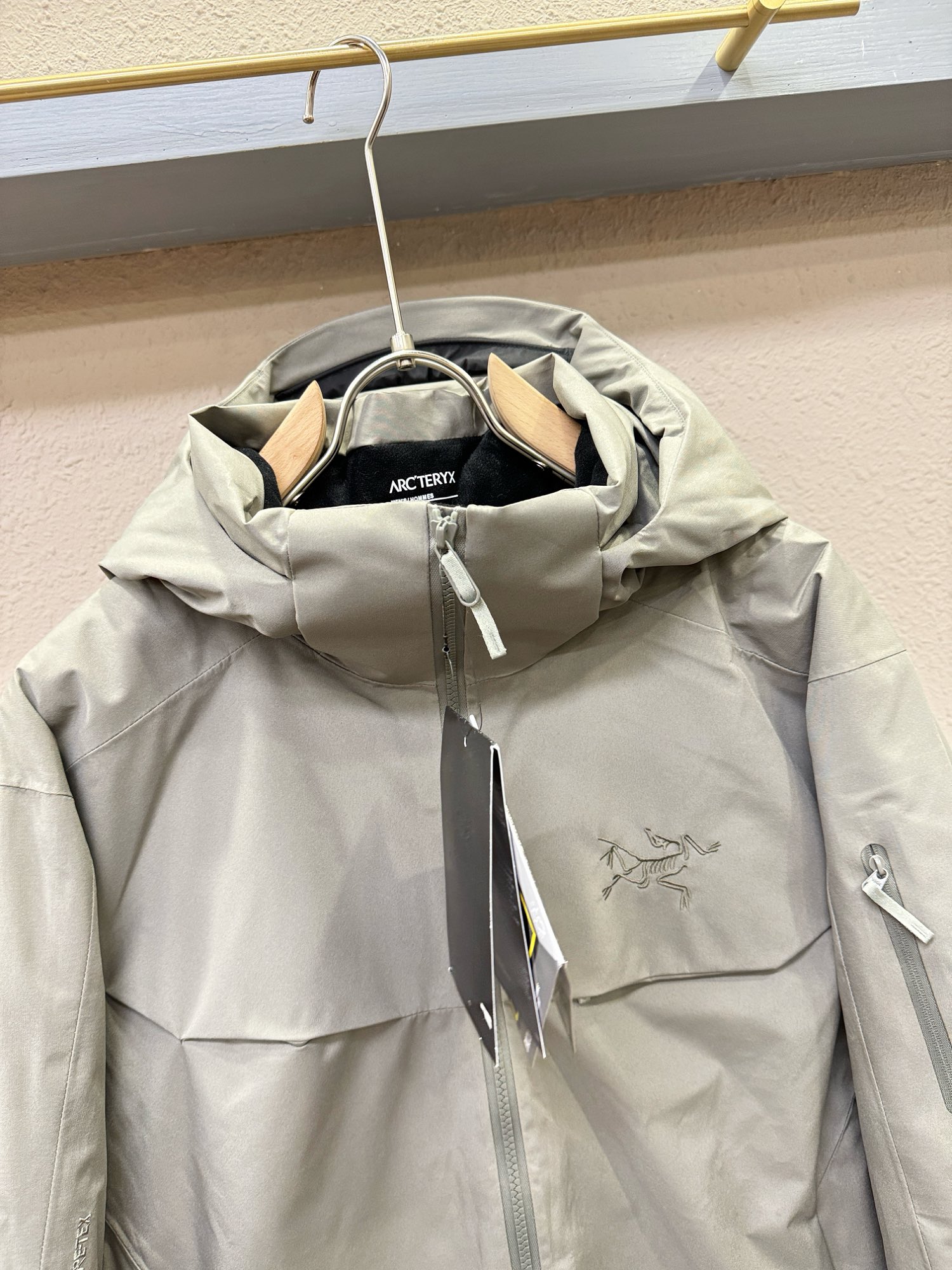 ARCTERYX/始祖鸟2024新款羽绒服定制开发五金配件所有细节处理全面到位！口袋真皮装饰版型上身效果