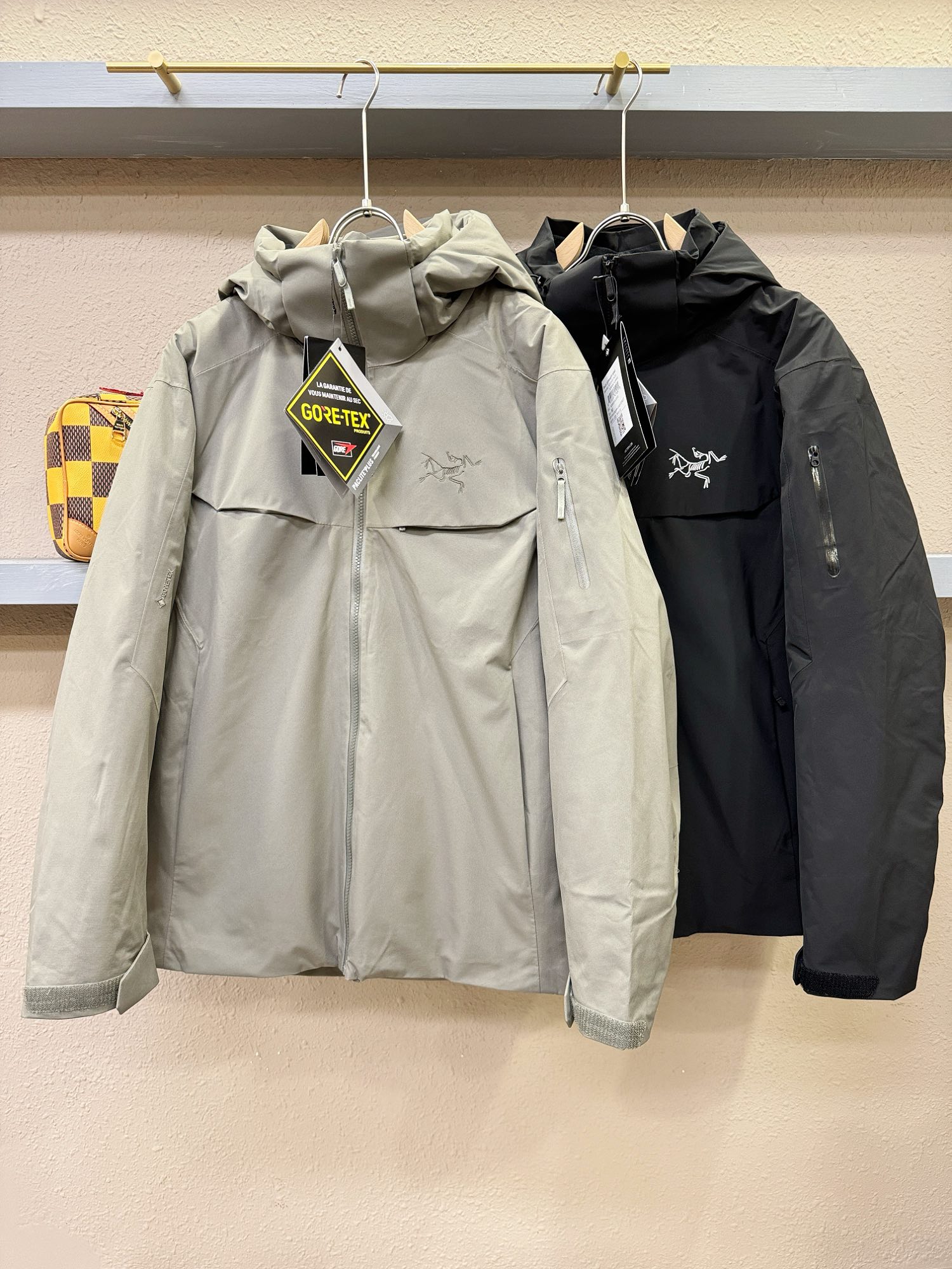 ARCTERYX/始祖鸟2024新款羽绒服定制开发五金配件所有细节处理全面到位！口袋真皮装饰版型上身效果