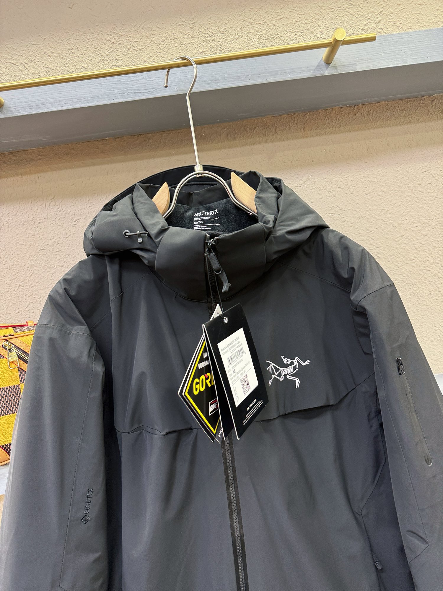 ARCTERYX/始祖鸟2024新款羽绒服定制开发五金配件所有细节处理全面到位！口袋真皮装饰版型上身效果