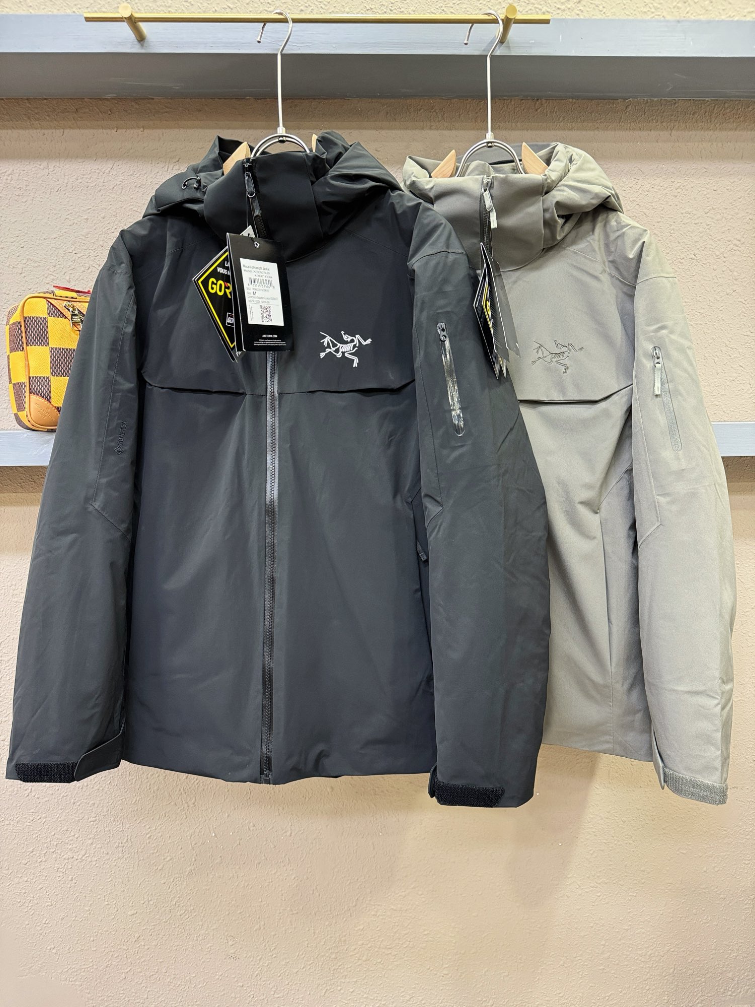 ARCTERYX/始祖鸟2024新款羽绒服定制开发五金配件所有细节处理全面到位！口袋真皮装饰版型上身效果