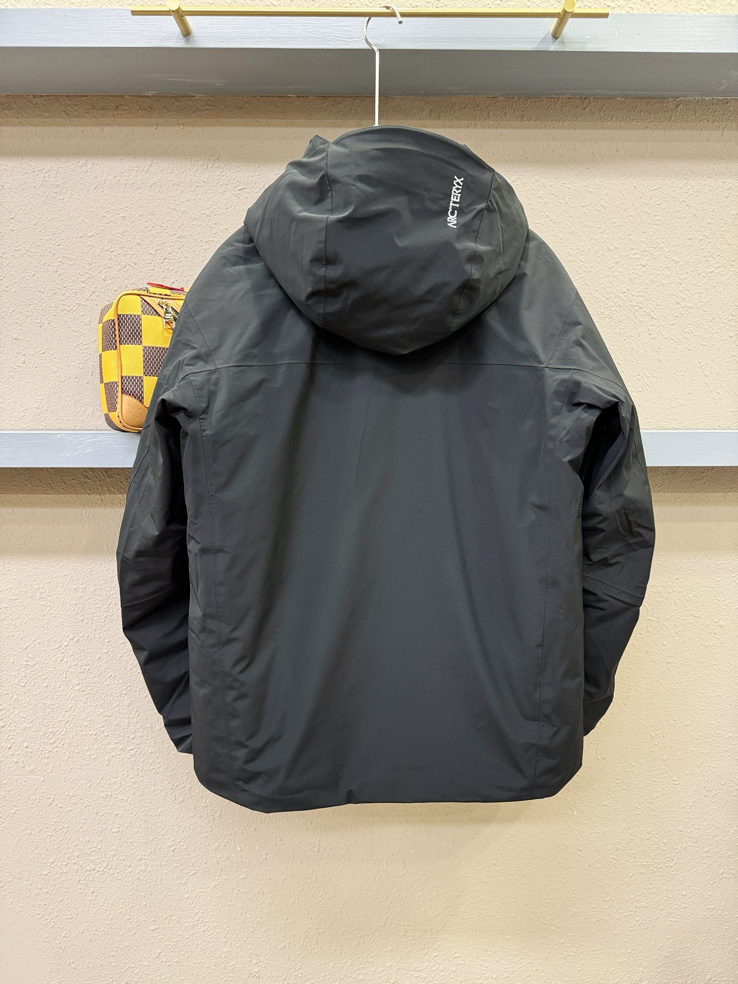 ARCTERYX/始祖鸟2024新款羽绒服定制开发五金配件所有细节处理全面到位！口袋真皮装饰版型上身效果