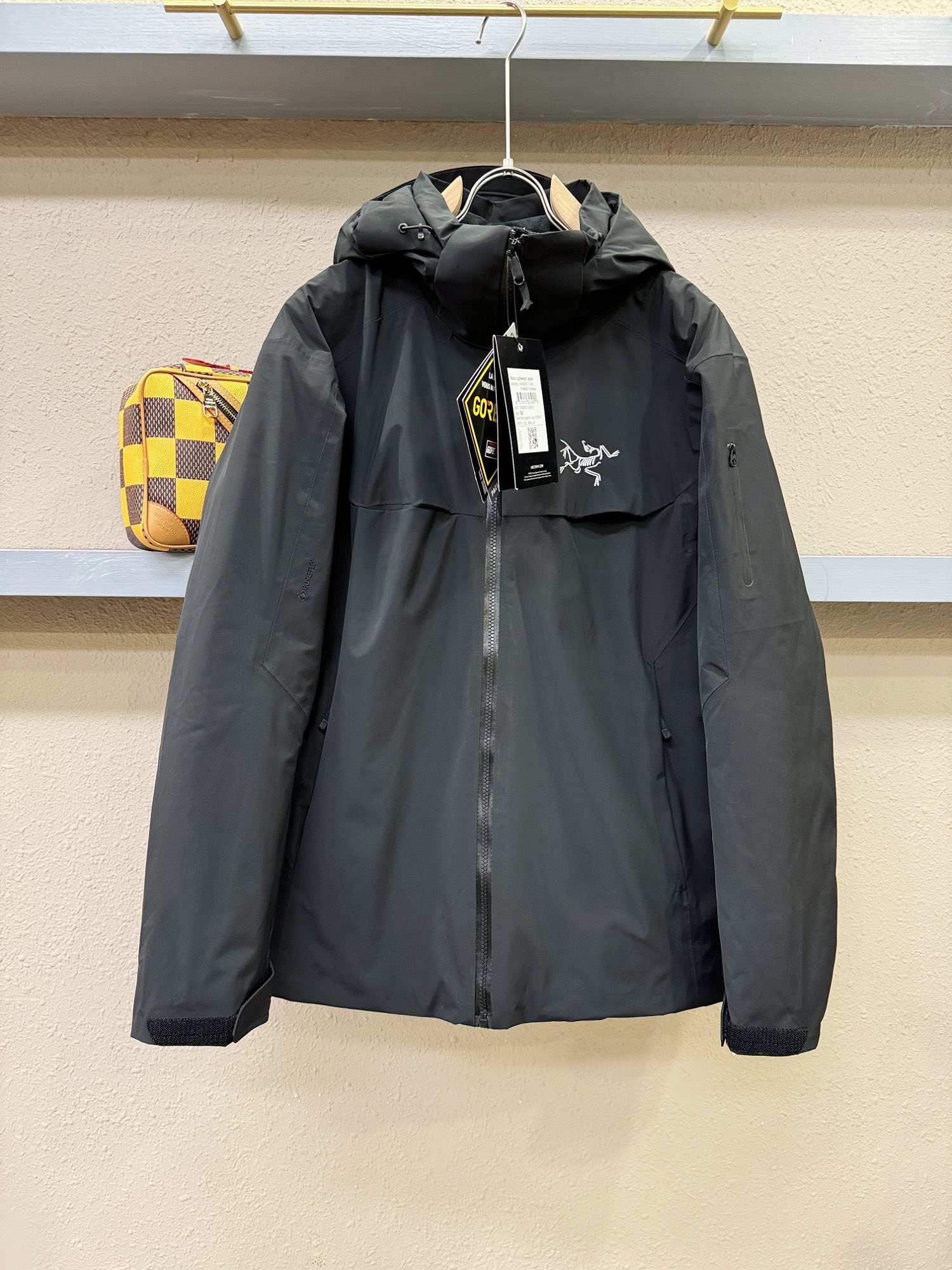 ARCTERYX/始祖鸟2024新款羽绒服定制开发五金配件所有细节处理全面到位！口袋真皮装饰版型上身效果