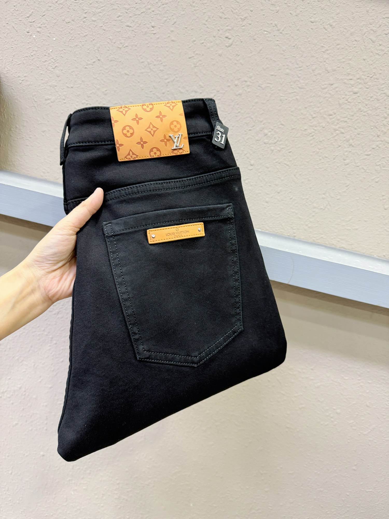 NO:662664,LV Louis Vuitton original jeans 2025 autumn and winter new style, original jeans, original heavy work, brand classic LOGO design, complete with three standards!  Original hardware accessories. Customized denim fabrics at the counter, completely matched to the counter. You are welcome to try it on at the counter before buying. Don’t be afraid of comparing good products. Size 29-38 (no 37),, louis vuitton, louis vuitton, jeans,  19860909LV 路易威登原单牛仔裤 2025秋冬新款,原版牛仔裤 原版重工打造,品牌经典LOGO设计,三标齐全！原版五金辅料.专柜定制牛仔面料,完全对版专柜,欢迎专柜试穿后再购买,好货不怕比.码数29-38(无37),,louis vuitton,louis vuitton,jeans, ,Men's clothing