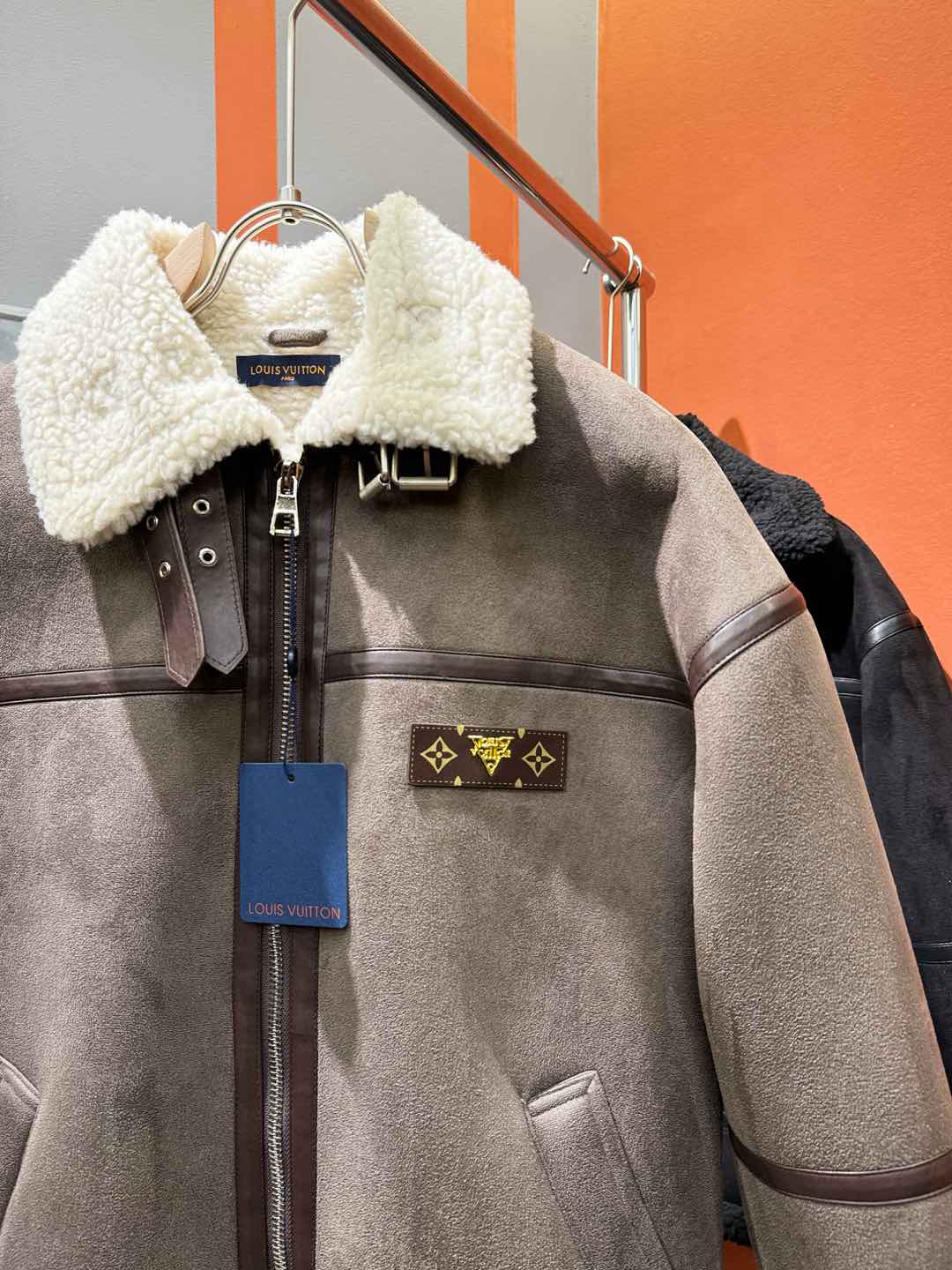 LV路易威登 新品皮毛一体，原生态人造皮面料；100%进口皮毛一体！采用进口人造皮！皮料品质相当高级。内