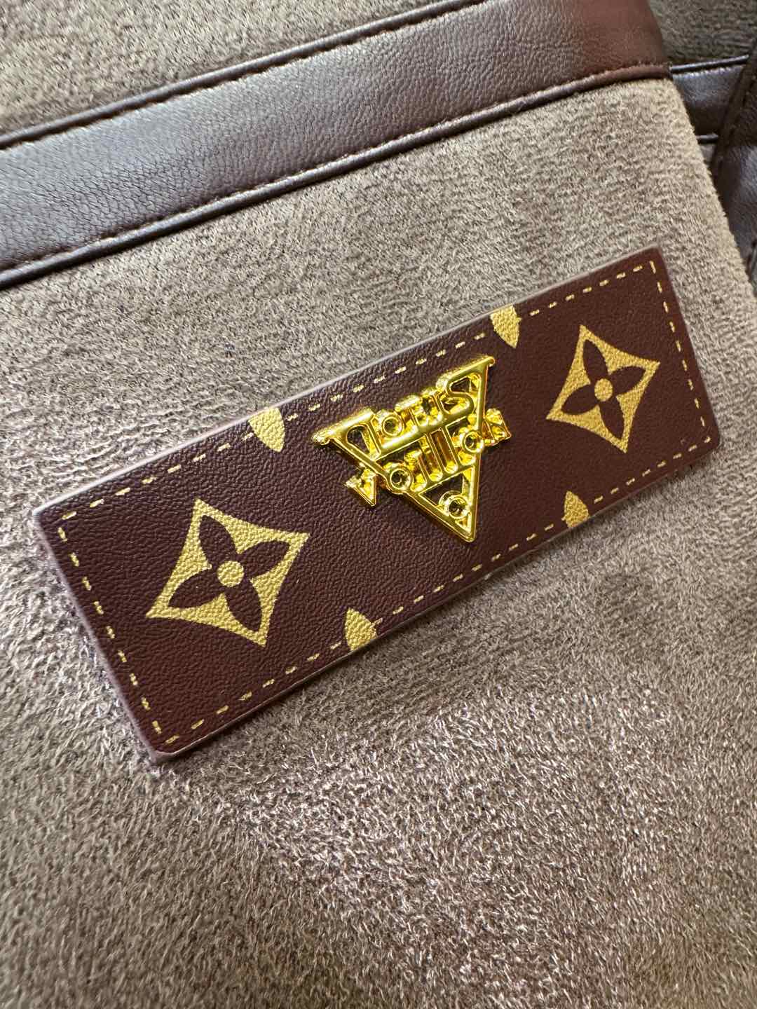 LV路易威登 新品皮毛一体，原生态人造皮面料；100%进口皮毛一体！采用进口人造皮！皮料品质相当高级。内