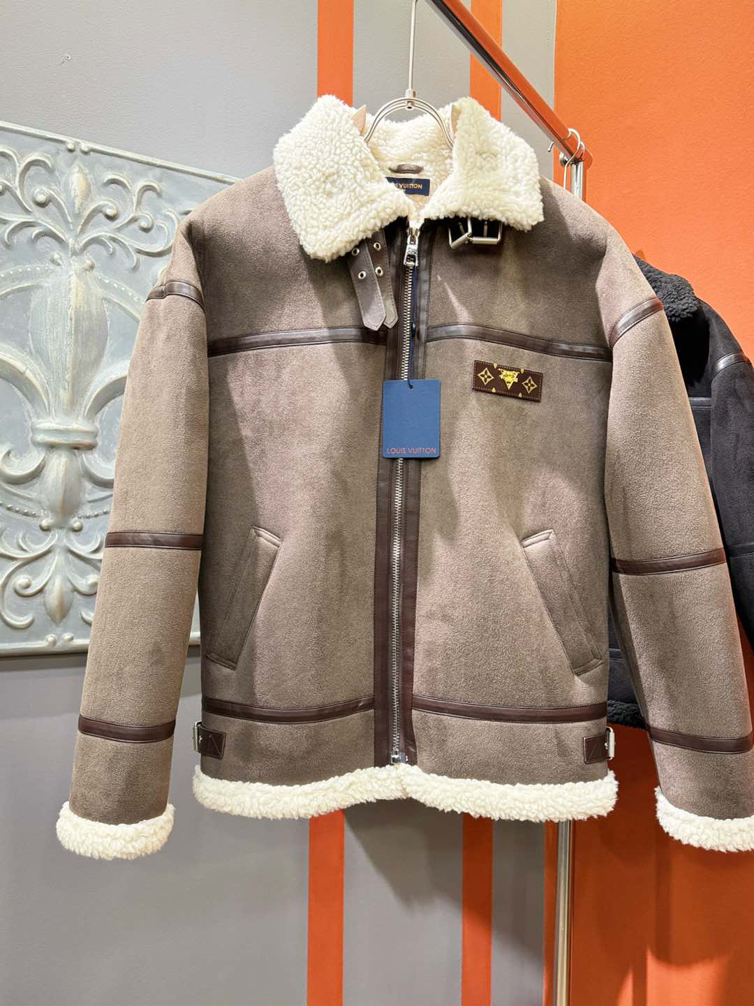 LV路易威登 新品皮毛一体，原生态人造皮面料；100%进口皮毛一体！采用进口人造皮！皮料品质相当高级。内