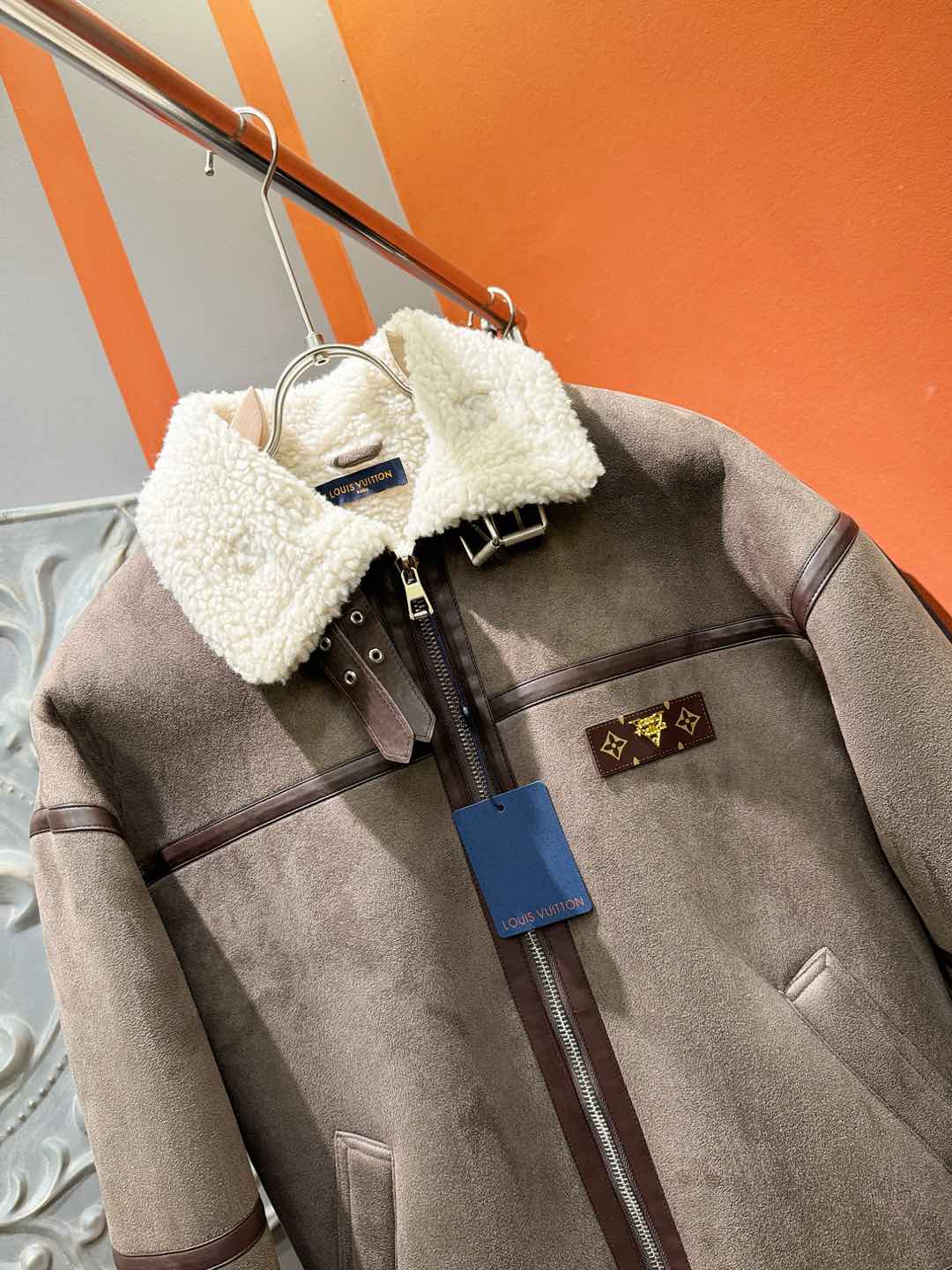 LV路易威登 新品皮毛一体，原生态人造皮面料；100%进口皮毛一体！采用进口人造皮！皮料品质相当高级。内