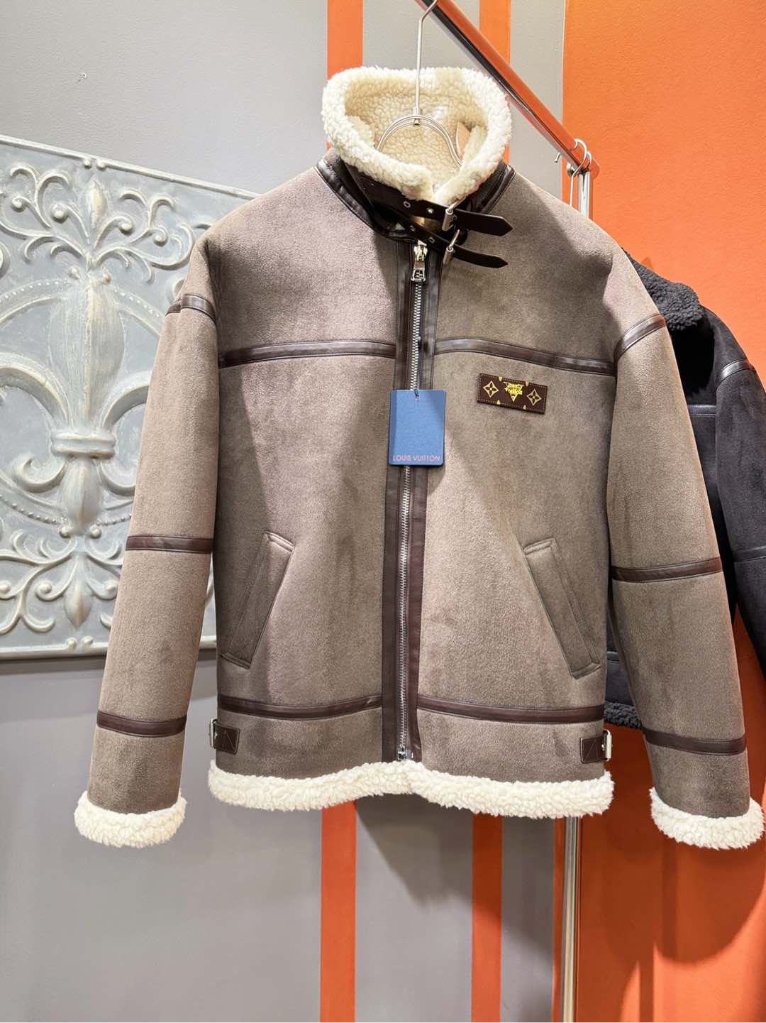 LV路易威登 新品皮毛一体，原生态人造皮面料；100%进口皮毛一体！采用进口人造皮！皮料品质相当高级。内