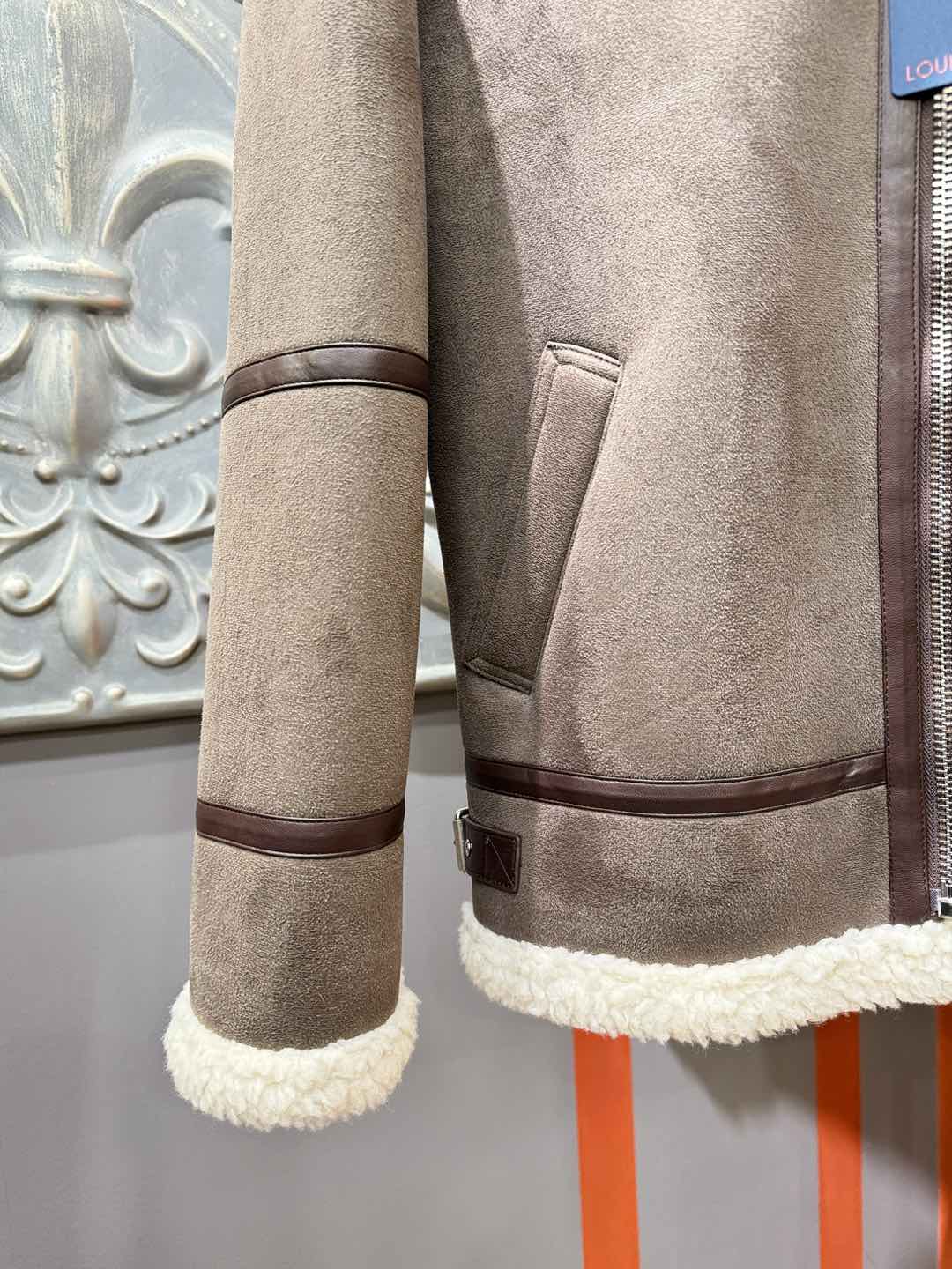 LV路易威登 新品皮毛一体，原生态人造皮面料；100%进口皮毛一体！采用进口人造皮！皮料品质相当高级。内