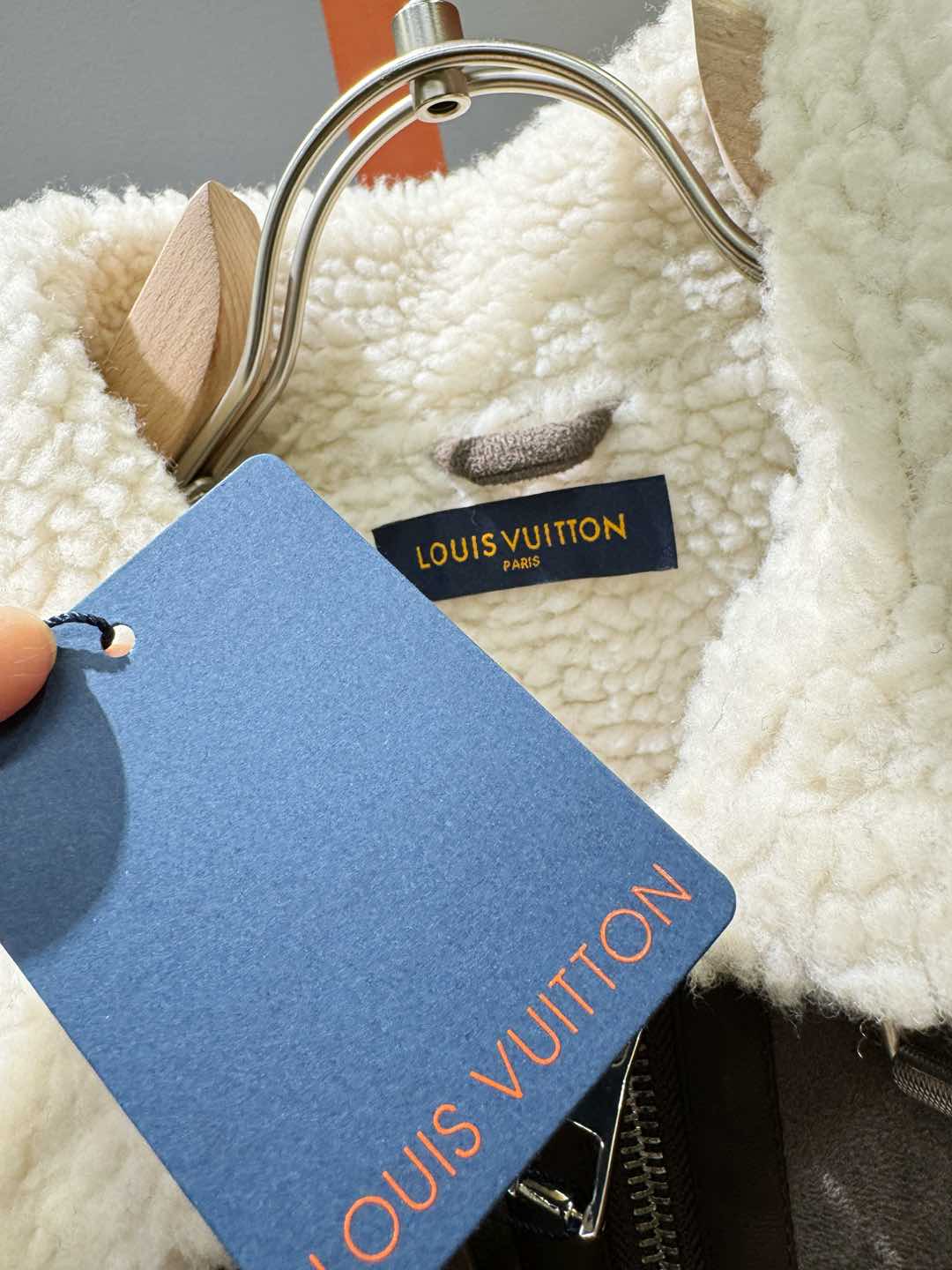 LV路易威登 新品皮毛一体，原生态人造皮面料；100%进口皮毛一体！采用进口人造皮！皮料品质相当高级。内