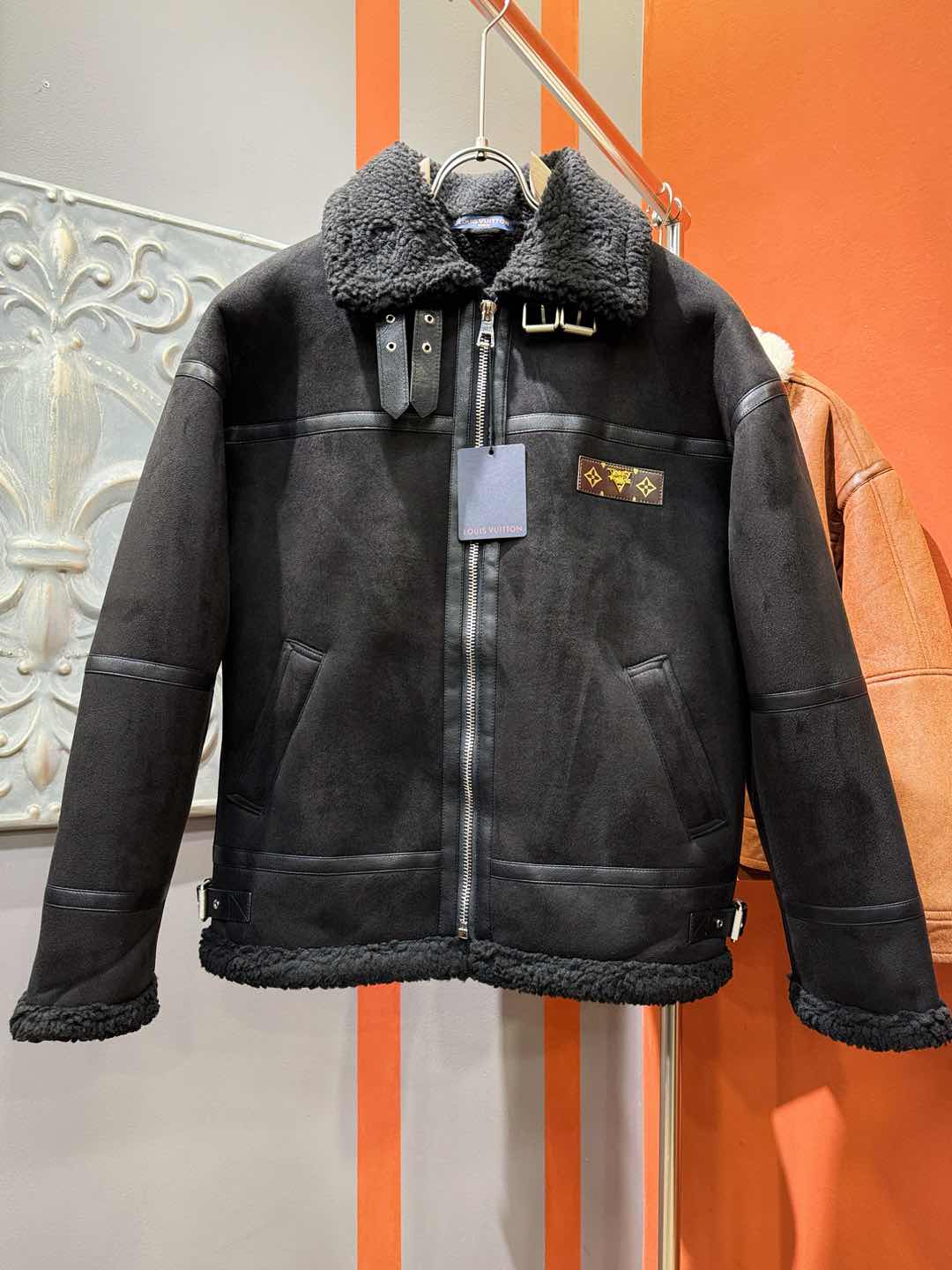 LV路易威登 新品皮毛一体，原生态人造皮面料；100%进口皮毛一体！采用进口人造皮！皮料品质相当高级。内