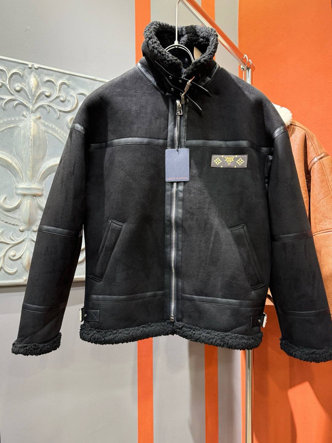 LV路易威登 新品皮毛一体，原生态人造皮面料；100%进口皮毛一体！采用进口人造皮！皮料品质相当高级。内