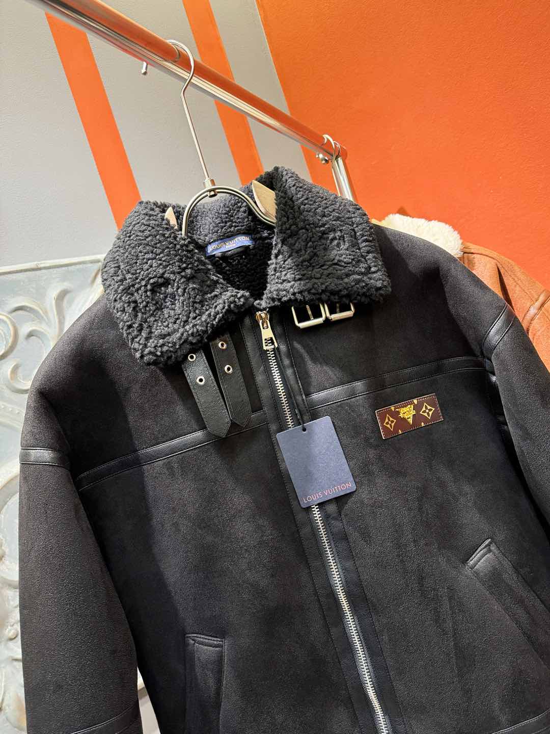 LV路易威登 新品皮毛一体，原生态人造皮面料；100%进口皮毛一体！采用进口人造皮！皮料品质相当高级。内