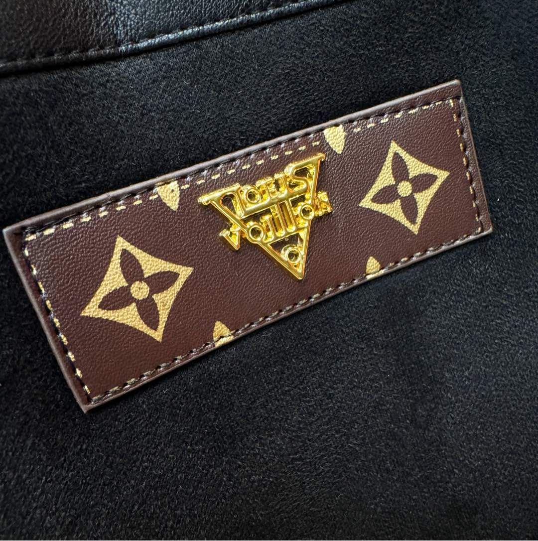 LV路易威登 新品皮毛一体，原生态人造皮面料；100%进口皮毛一体！采用进口人造皮！皮料品质相当高级。内