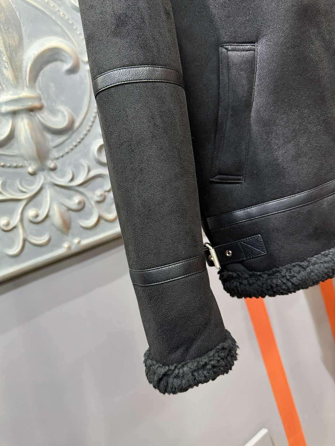 LV路易威登 新品皮毛一体，原生态人造皮面料；100%进口皮毛一体！采用进口人造皮！皮料品质相当高级。内