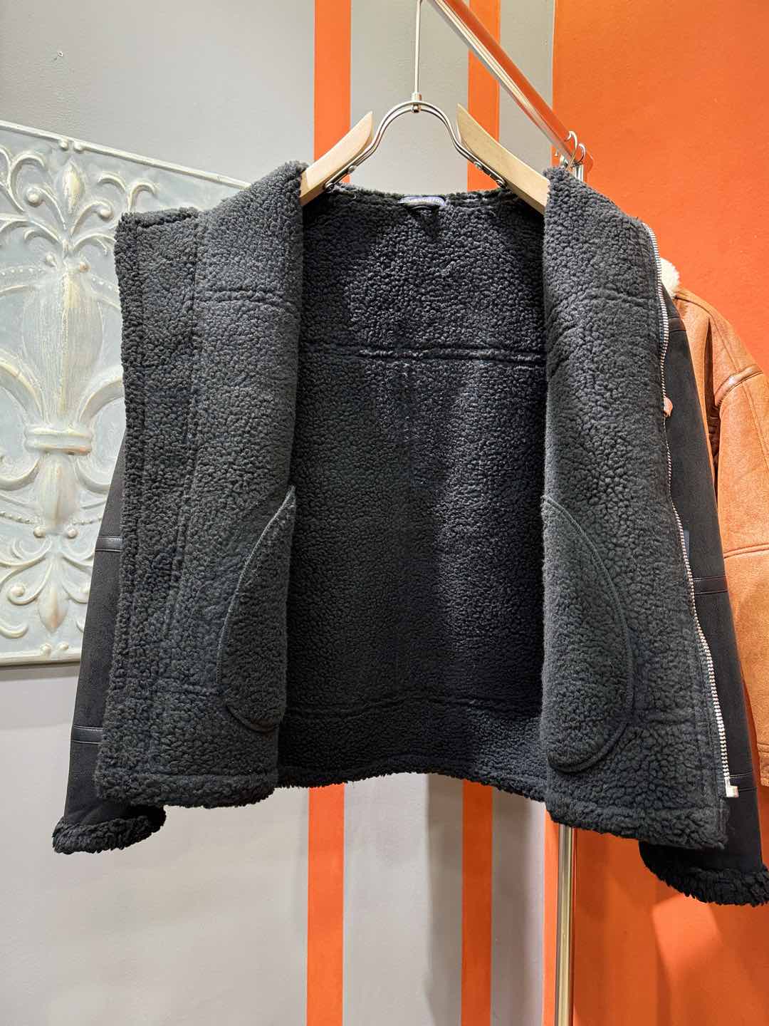 LV路易威登 新品皮毛一体，原生态人造皮面料；100%进口皮毛一体！采用进口人造皮！皮料品质相当高级。内