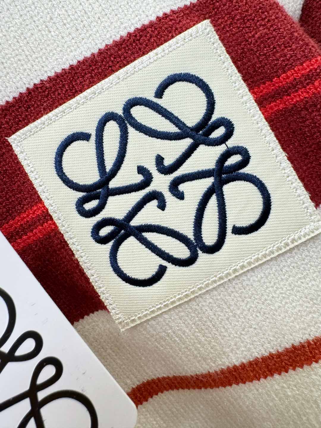  🎉🎉 节日战衣 LOEWE罗意威 爆款毛衣🎊🎊节日战衣，本命年亲们必备神器。情侣必备款。精选针织面料，