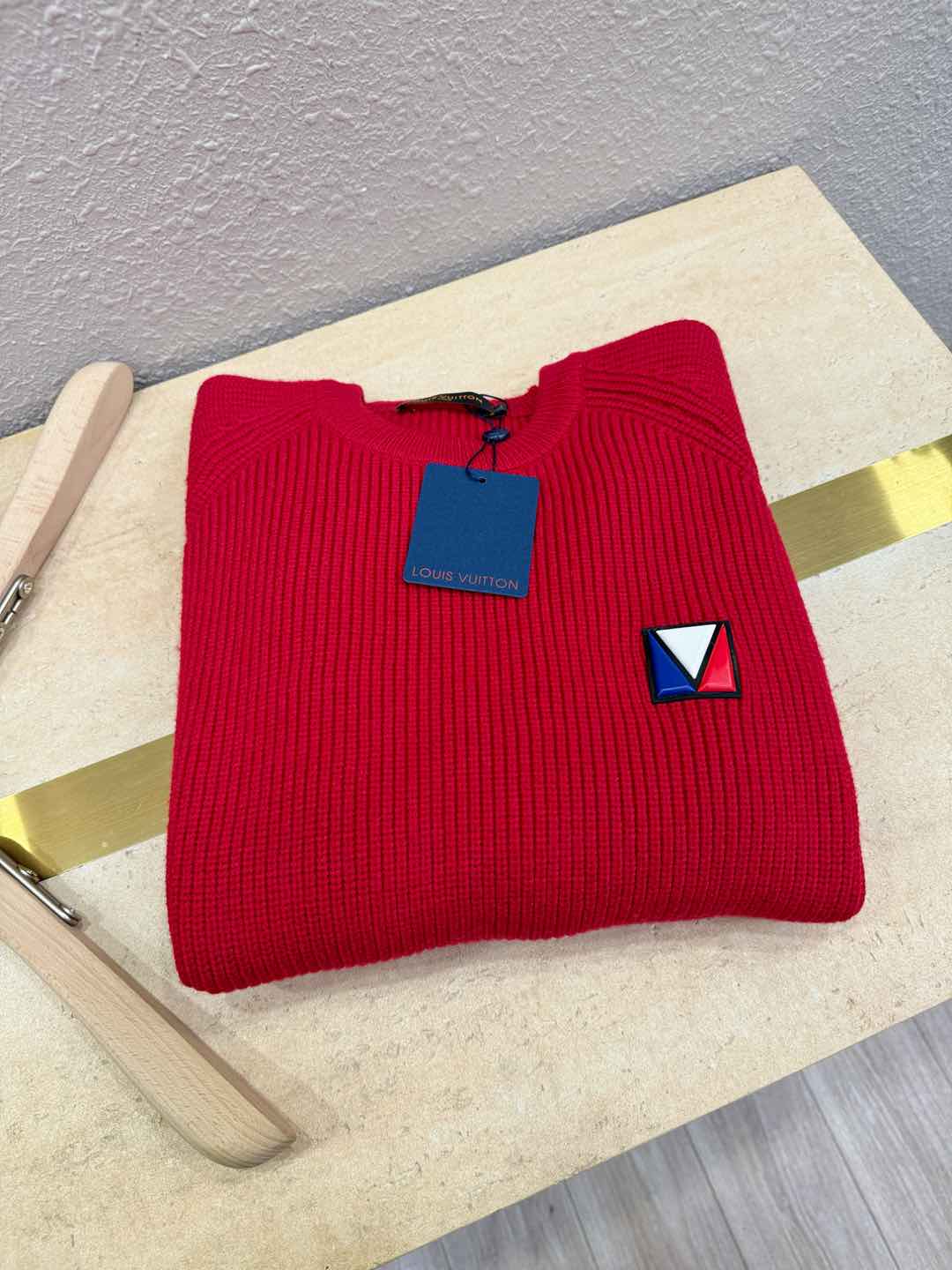  🎉🎉 节日战衣 LV 爆款毛衣🎊🎊节日战衣，本命年亲们必备神器。情侣必备款。精选针织面料，柔软细腻，亲