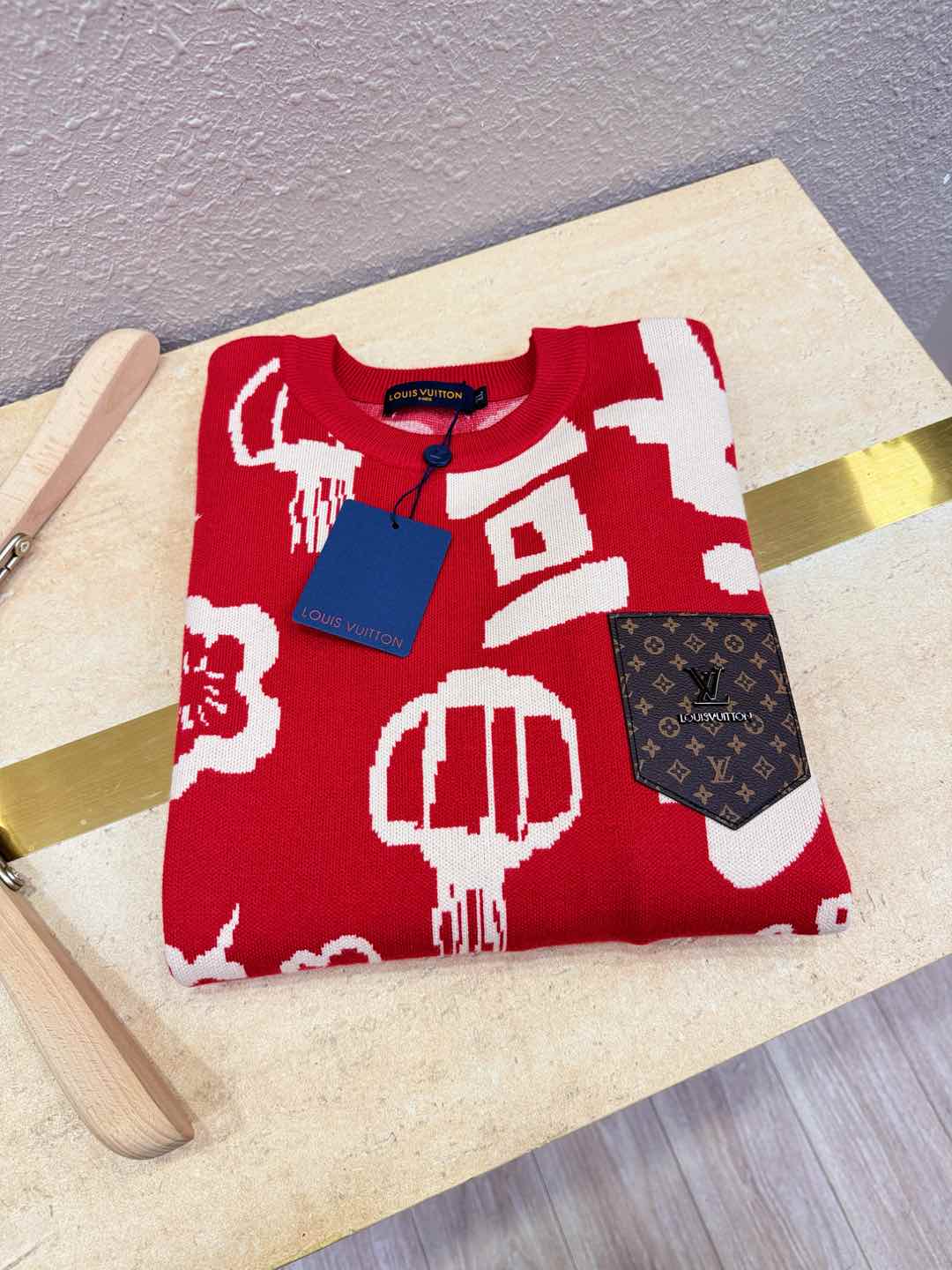  🎉🎉 节日战衣 LV 爆款毛衣🎊🎊节日战衣，本命年亲们必备神器。情侣必备款。精选针织面料，柔软细腻，亲