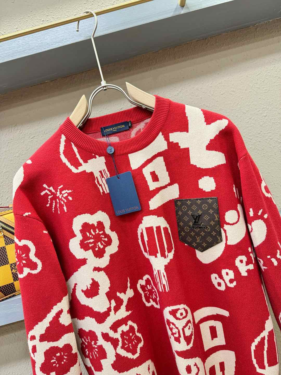  🎉🎉 节日战衣 LV 爆款毛衣🎊🎊节日战衣，本命年亲们必备神器。情侣必备款。精选针织面料，柔软细腻，亲