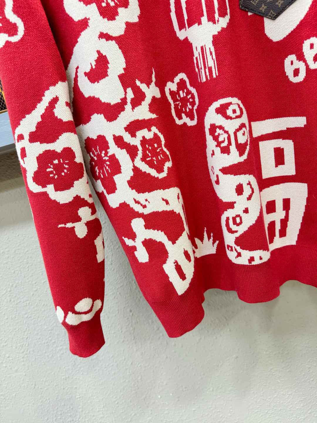  🎉🎉 节日战衣 LV 爆款毛衣🎊🎊节日战衣，本命年亲们必备神器。情侣必备款。精选针织面料，柔软细腻，亲