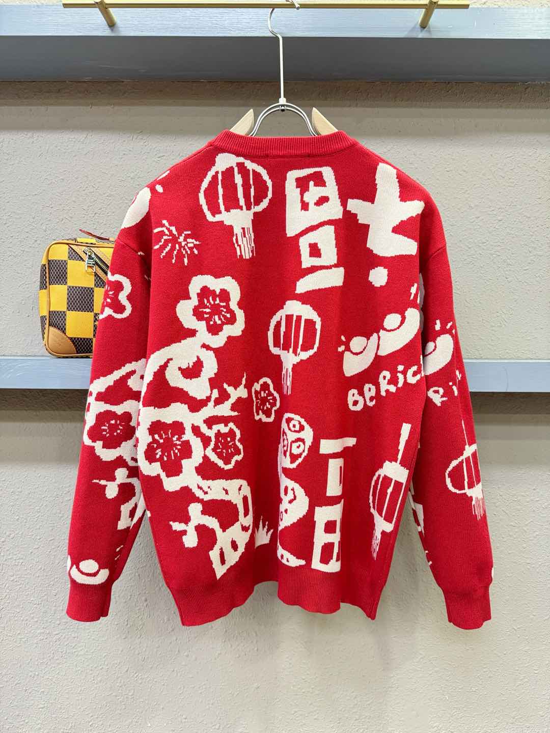  🎉🎉 节日战衣 LV 爆款毛衣🎊🎊节日战衣，本命年亲们必备神器。情侣必备款。精选针织面料，柔软细腻，亲