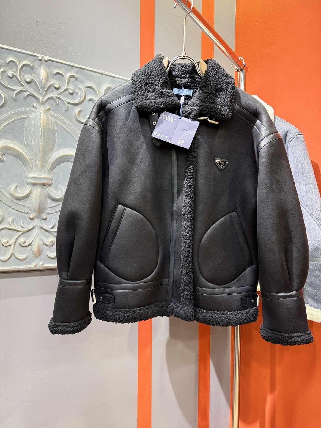 PRADA 普拉达 新品皮毛一体，原生态人造皮面料；100%进口皮毛一体！采用进口人造皮！皮料品质相当高