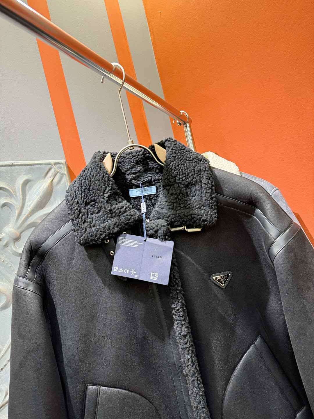 PRADA 普拉达 新品皮毛一体，原生态人造皮面料；100%进口皮毛一体！采用进口人造皮！皮料品质相当高